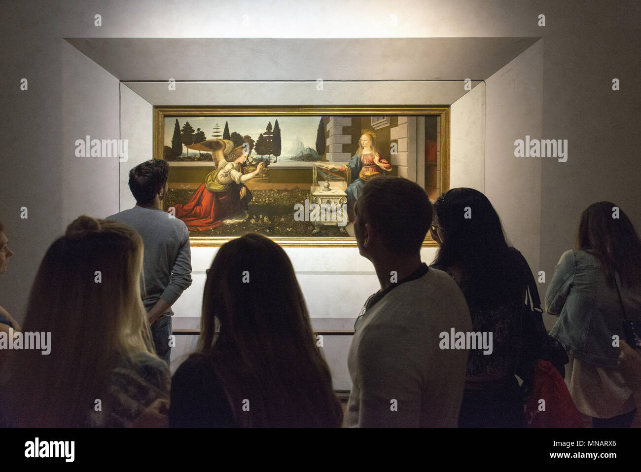 Leonardo da Vinci: Verkündigung - Besucher bewundern die Gemälde in der Galerie der Uffizien - Galleria degli Uffizi in Florenz Stockfoto