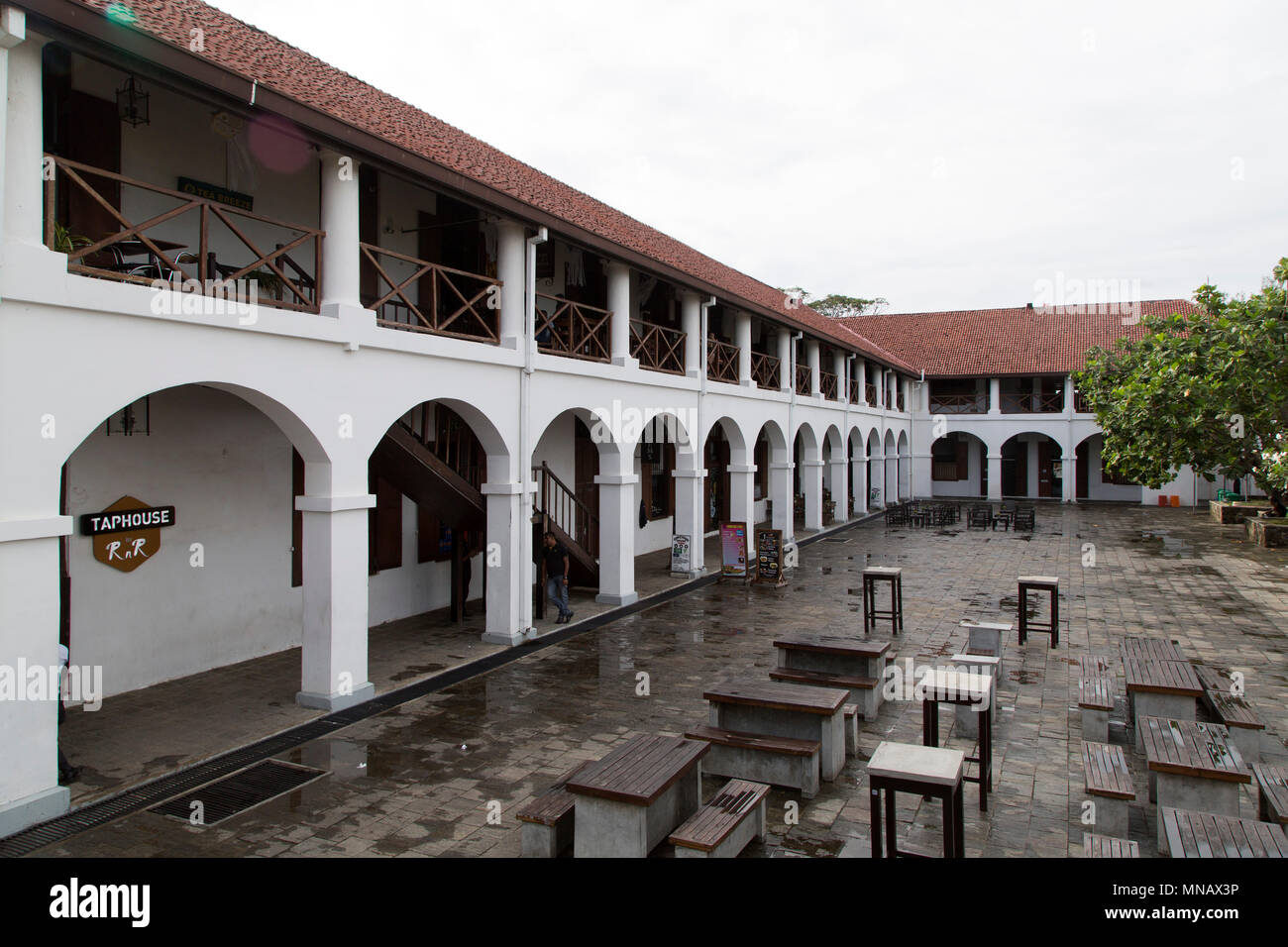 Die alte holländische Krankenhaus in Galle auf Sri Lanka. Das historische Wahrzeichen wird nun durch schicke Bars, Cafés und Boutiquen belegt. Stockfoto