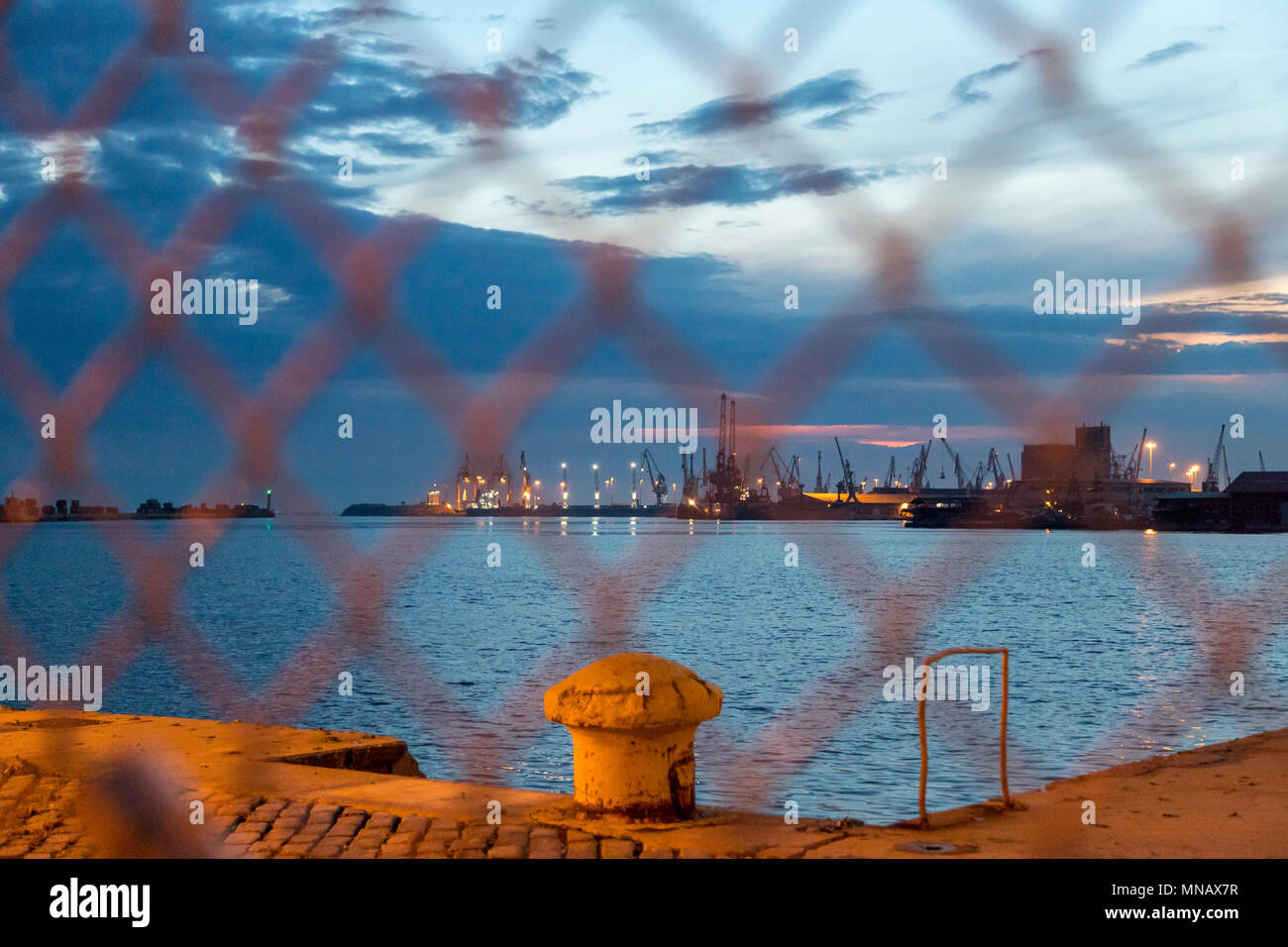 Blick auf den Hafen von Thessaloniki in Griechenland über Kabel Stockfoto