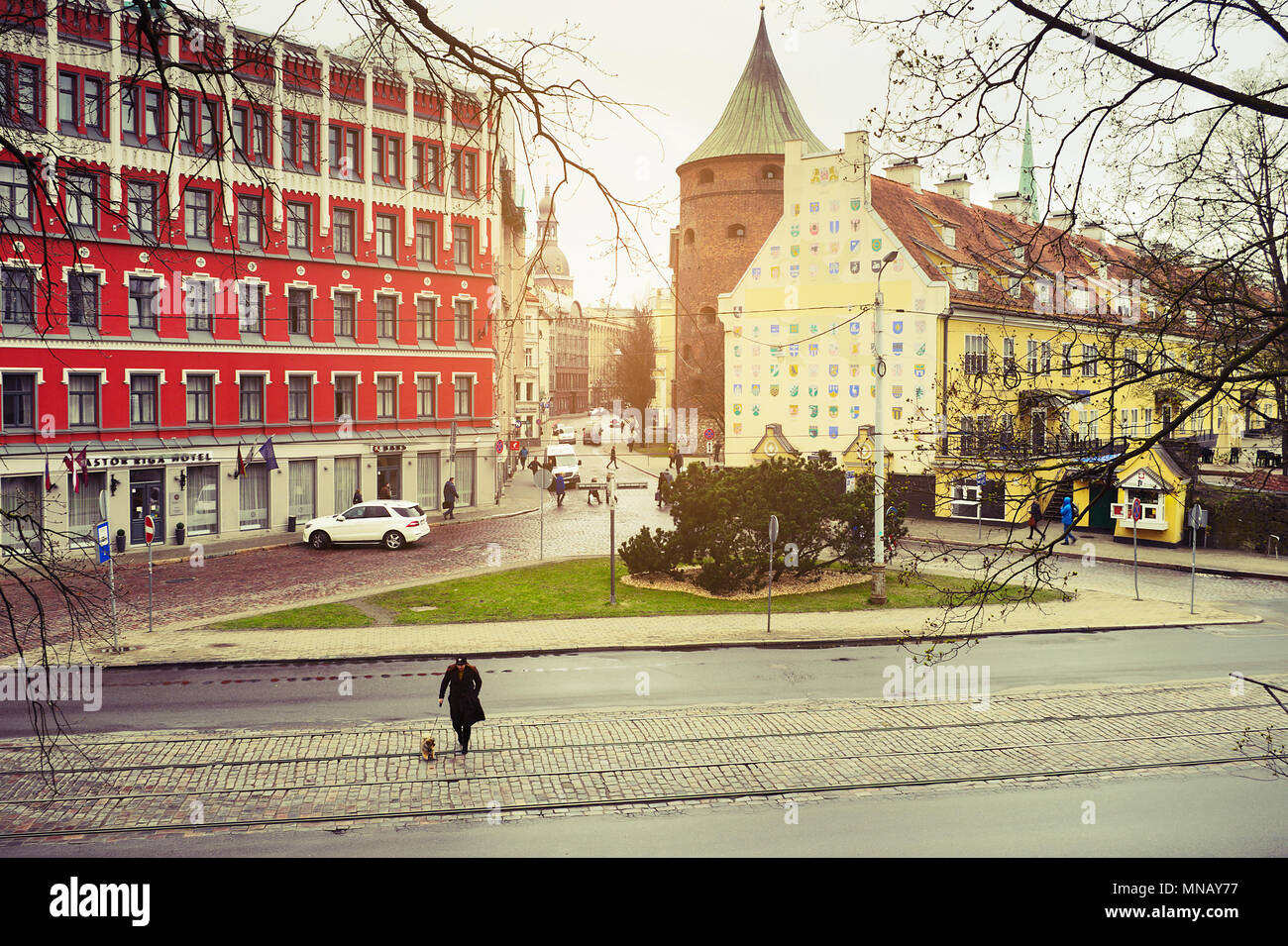 Riga, Lettland. Eine Frau mit einem Hund der Überquerung der Zigfrida Annas Meierovica "Bulvaris Straße. Top Luftaufnahme. Die Altstadt von Riga. Retro Vintage Style. Stockfoto