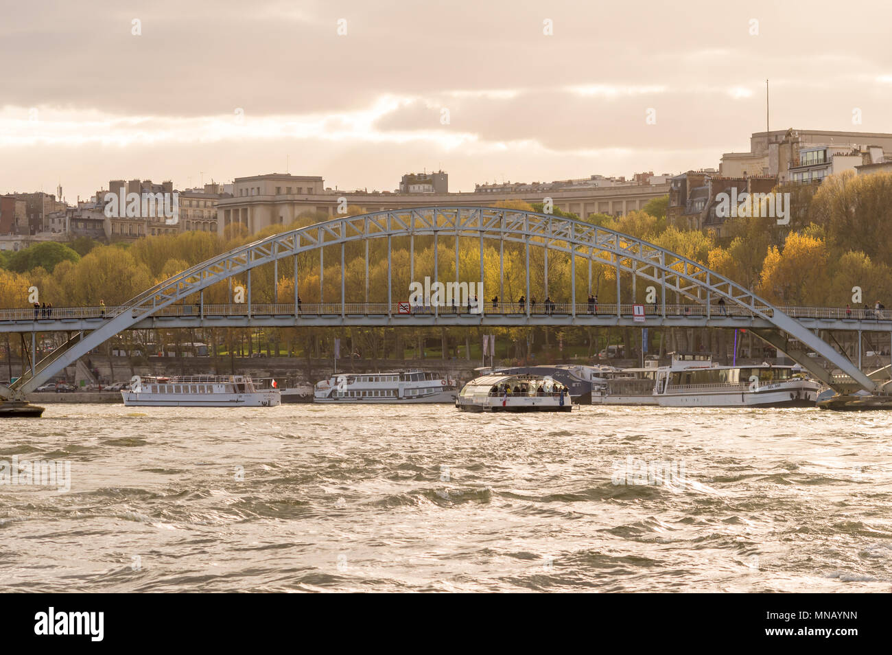 Paris, Frankreich - 16 April 2018: Passarelle Debilly Fußgängerbrücke mit Touristen beobachten Sie den Fluss Seine und die Boote segeln Stockfoto