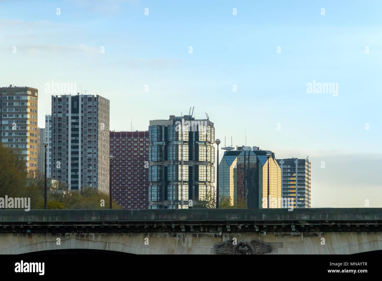 Moderne Gebäude, die durch den Nachmittag Sonnenlicht an einem klaren Tag in Paris getroffen Stockfoto