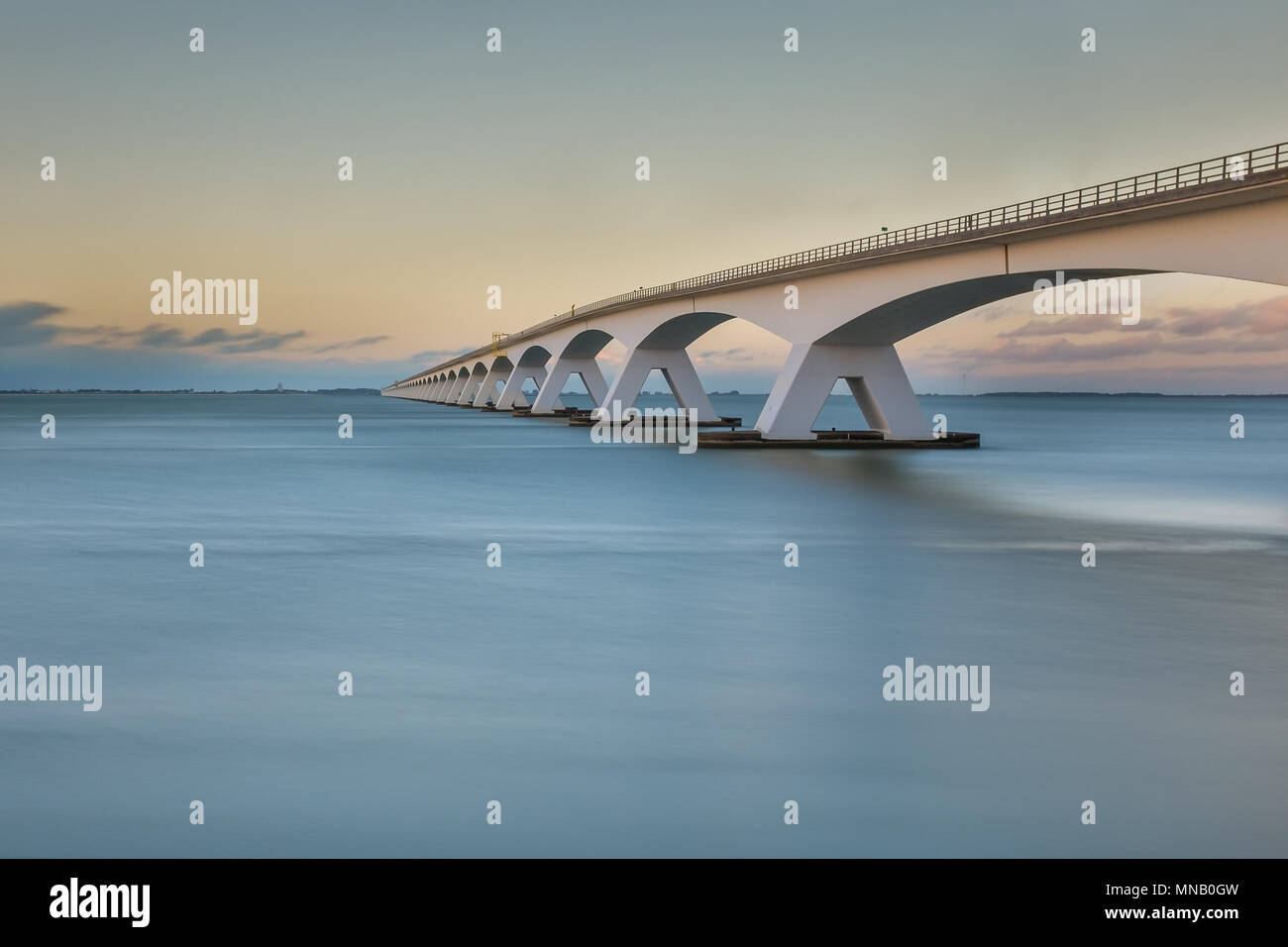 Lange Belichtung Foto von so genannten Zeeland bridge bei Sonnenuntergang, in der Nähe von sneek in den Niederlanden Stockfoto