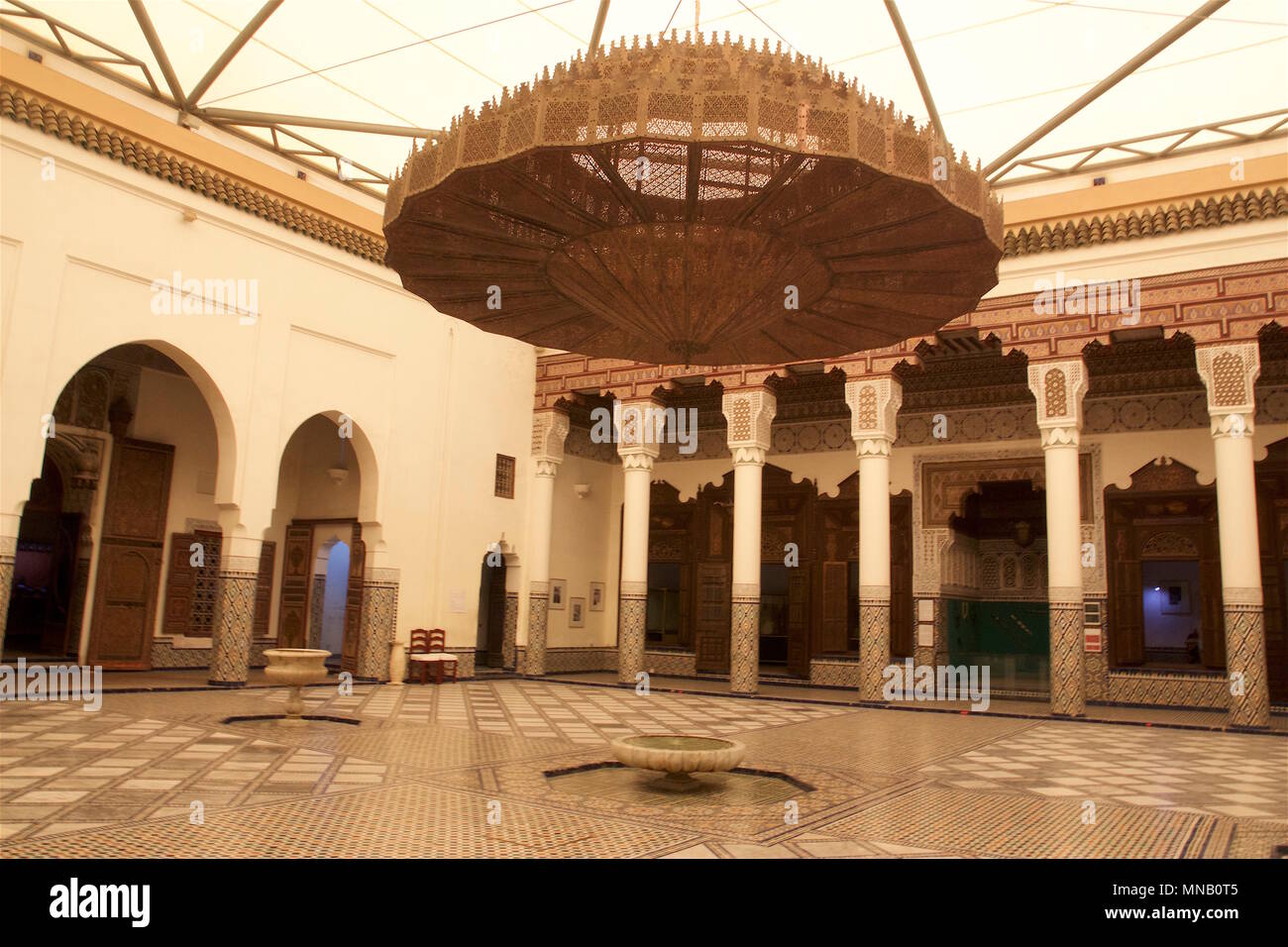 Das Museum von Marrakesch ist in Dar Menebhi Palace untergebracht. Das Atrium hat ein Kronleuchter aus Metall Platten mit geometrischen Stecklinge eingerichtet Stockfoto