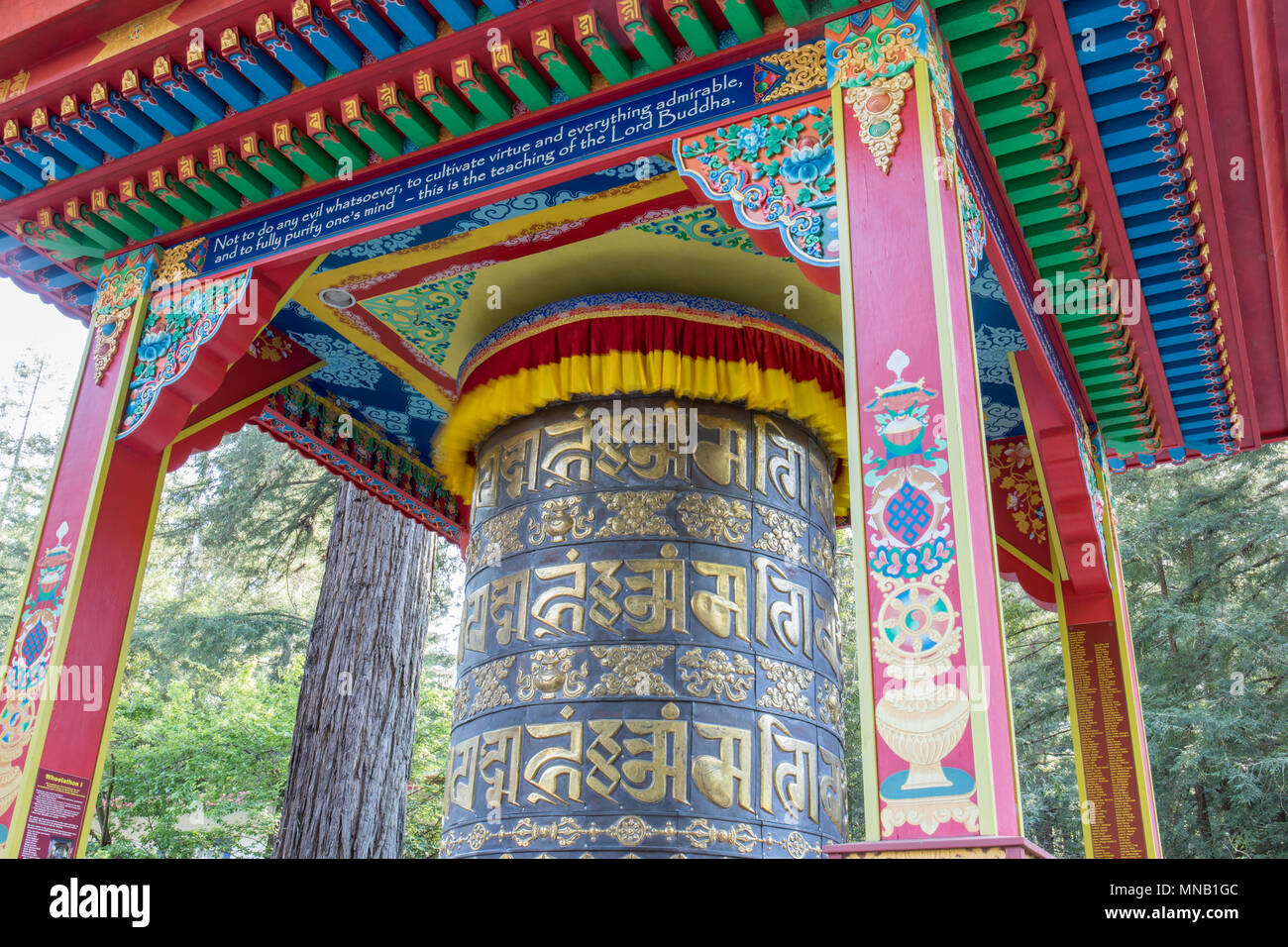 Mani Gebetsmühle in Land der Medizin Buddha Retreat Center. Soquel, Santa Cruz County, Kalifornien, USA. Stockfoto