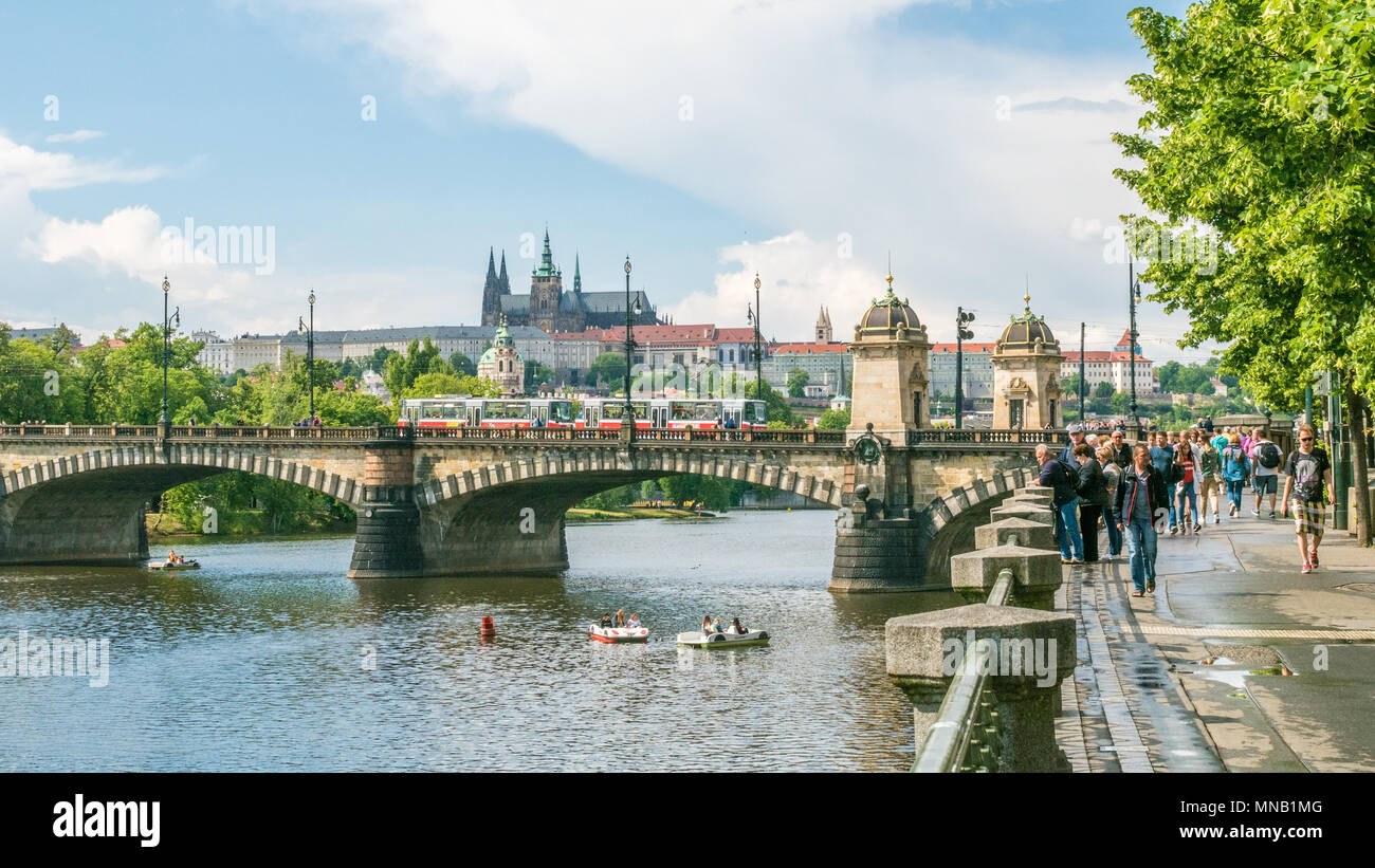 Die Prager Burg und die Moldau, Tschechische Republik Stockfoto