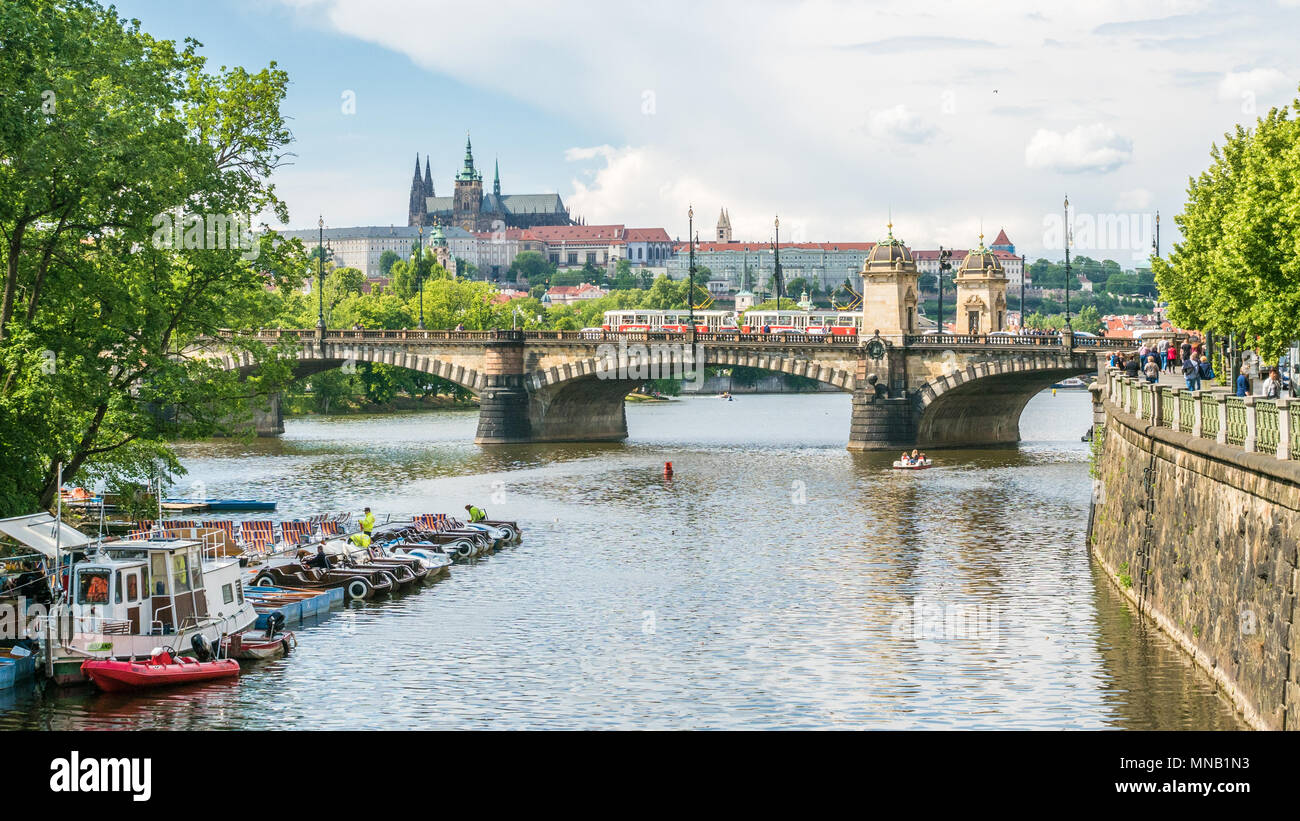Die Prager Burg und die Moldau, Tschechische Republik Stockfoto