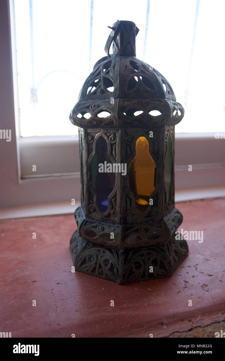 Eine schwarze, Metall, dekorative Laterne mit farbigem Glas Stockfoto