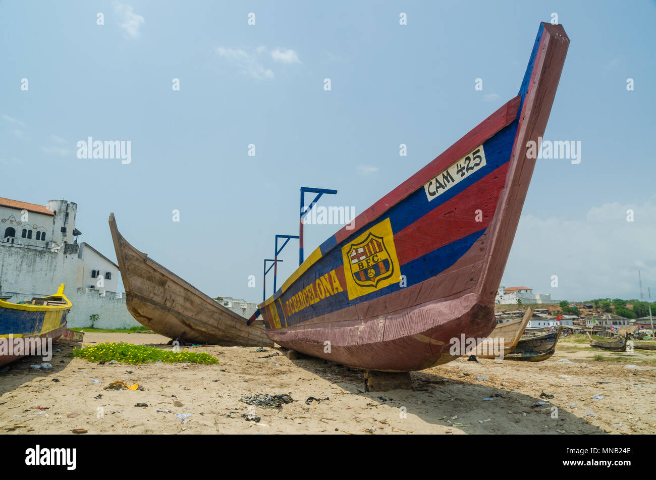 Holz- Angeln Boot am Strand mit FC Barcelona Football Club Farben lackiert Stockfoto