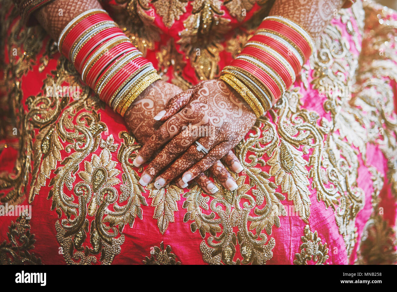 Die Nahaufnahme der indischen Braut mit schönen rosa Saree Übersicht mehndi (Henna) Hand mit viel Glitzer Armreifen (Bangles) auf Ihr Handgelenk Stockfoto
