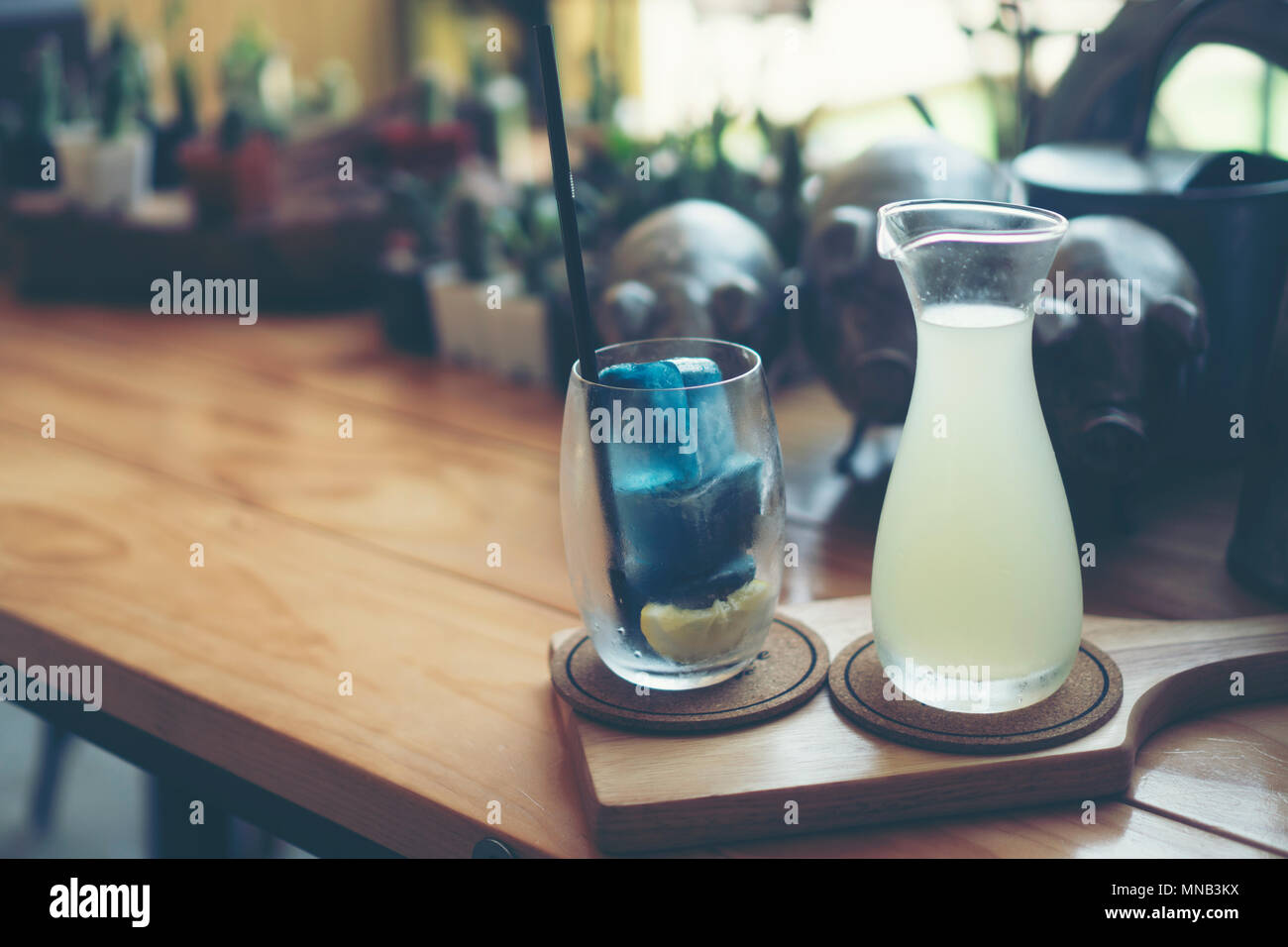 Blau Kraut und Zitrone Wasser mit Eis Stockfoto