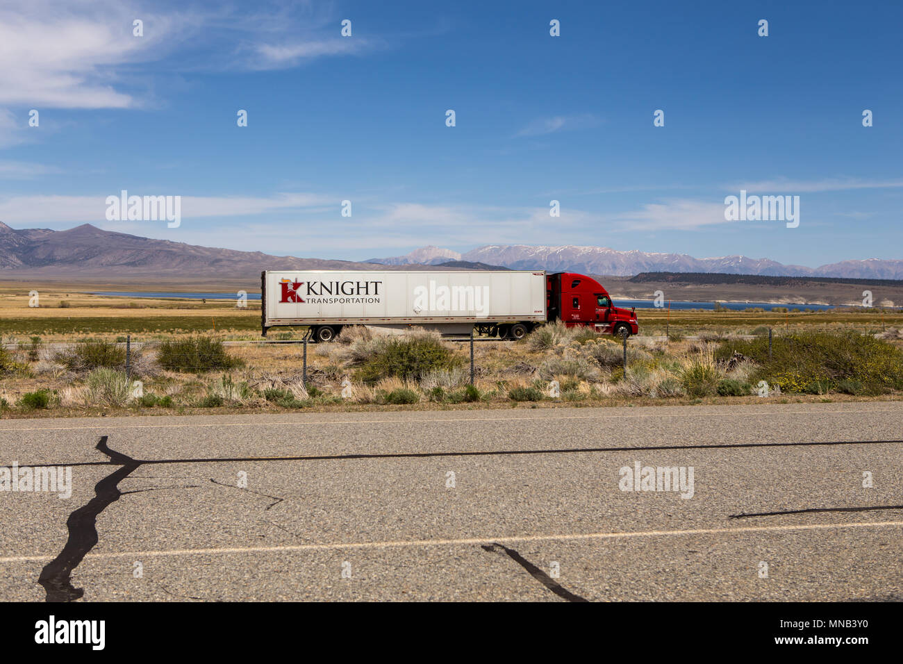 Ein Big Rig Truck Süd auf die Autobahn 395 mit Crowley lake Kalifornien USA im Hintergrund Stockfoto