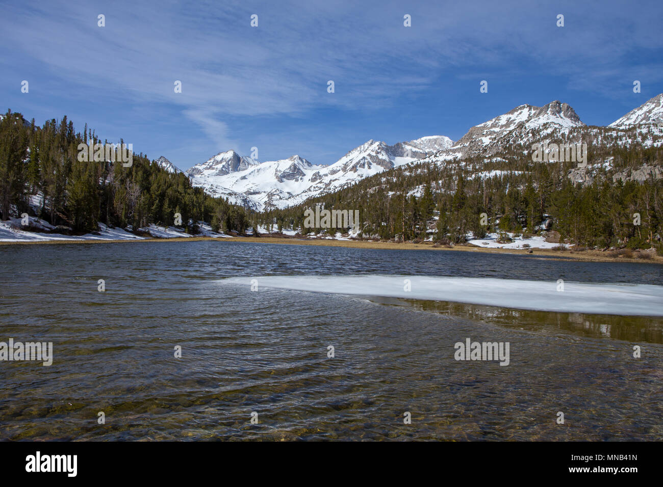 Eis auftauen auf Marsh Lake Teil der kleinen Seen Valley Trail in der östlichen Sierra Nevada Bergen in Kalifornien USA Stockfoto