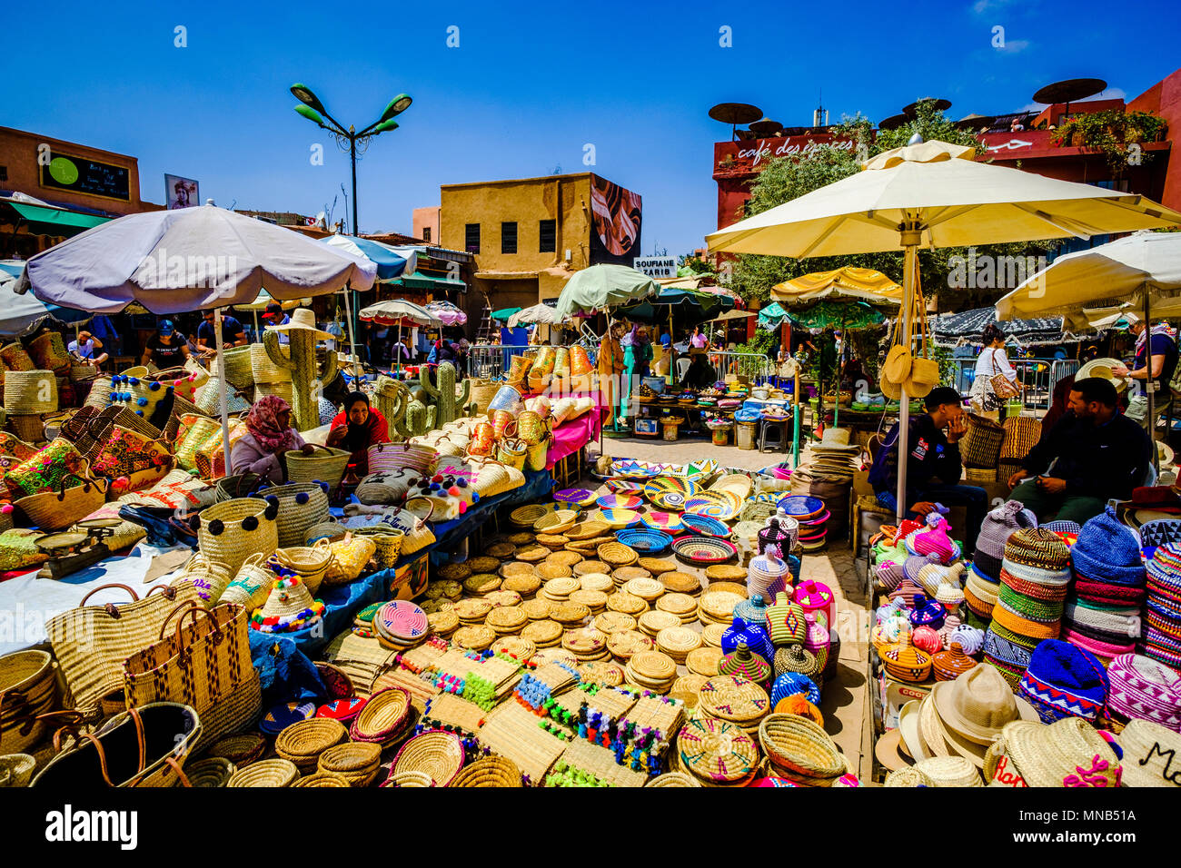 Kunst und Kunsthandwerk zum Verkauf in der Medina in Marrakesch, Nordafrika Stockfoto