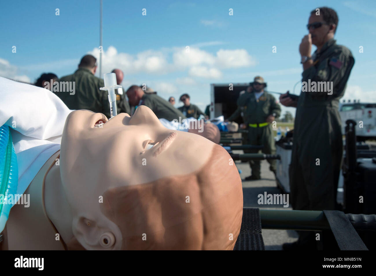 Die Florida Erweiterte chirurgische und Transport (SCHNELL) Team simuliert die erste Hilfe Versorgung der Patienten zu MacDill Air Force Base, Fla., 1. März 2018. Dies ist das erste Mal, dass eine mobile Trauma Center und mobilen Op in Patriot Sands von FAST und der 315 Aeromedical Evacuation Squadron von Joint Base Charleston, S.C. verwendet wurde, Versorgung der Patienten auf dem Boden und im Nehmen - Flug auf einem C-17 Globemaster III Flugzeuge. (U.S. Air Force Stockfoto