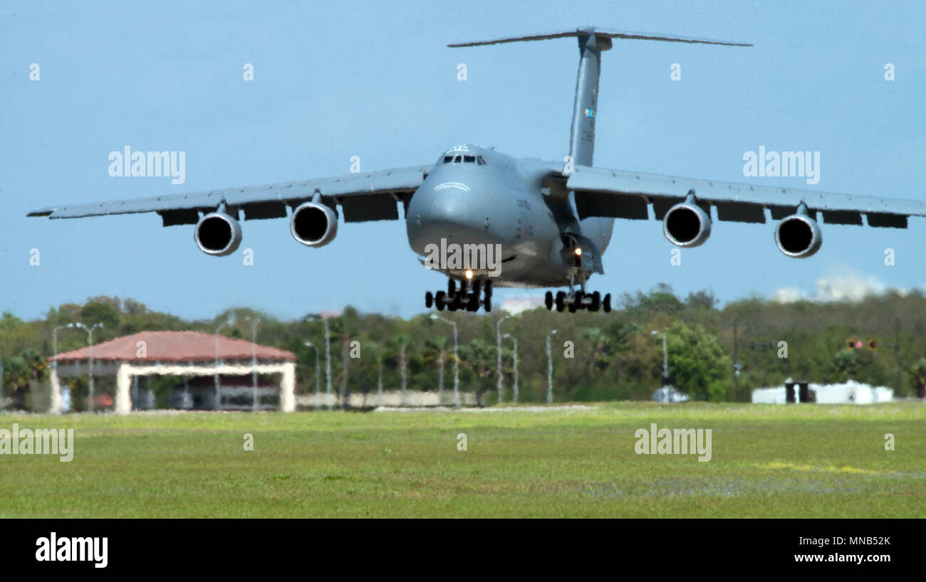 Ein US Air Force C-5 Galaxy Flugzeug links Dover Air Force Base, Del., und erreicht die MacDill Air Force Base, Fla., 1. März 2018. Die C-5 wurde verwendet, um eine mobile Trauma Center laden und Personal aus dem 315 Aeromedical Evacuation Squadron und der Florida Erweiterte chirurgische und Transport Team für den Patriot training Sands. (U.S. Air Force Stockfoto