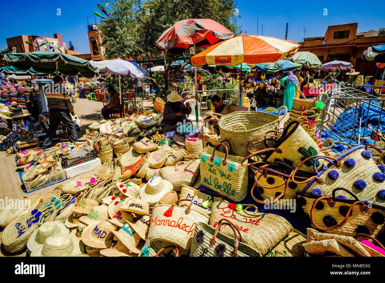 Kunst und Kunsthandwerk zum Verkauf in der Medina in Marrakesch, Nordafrika Stockfoto