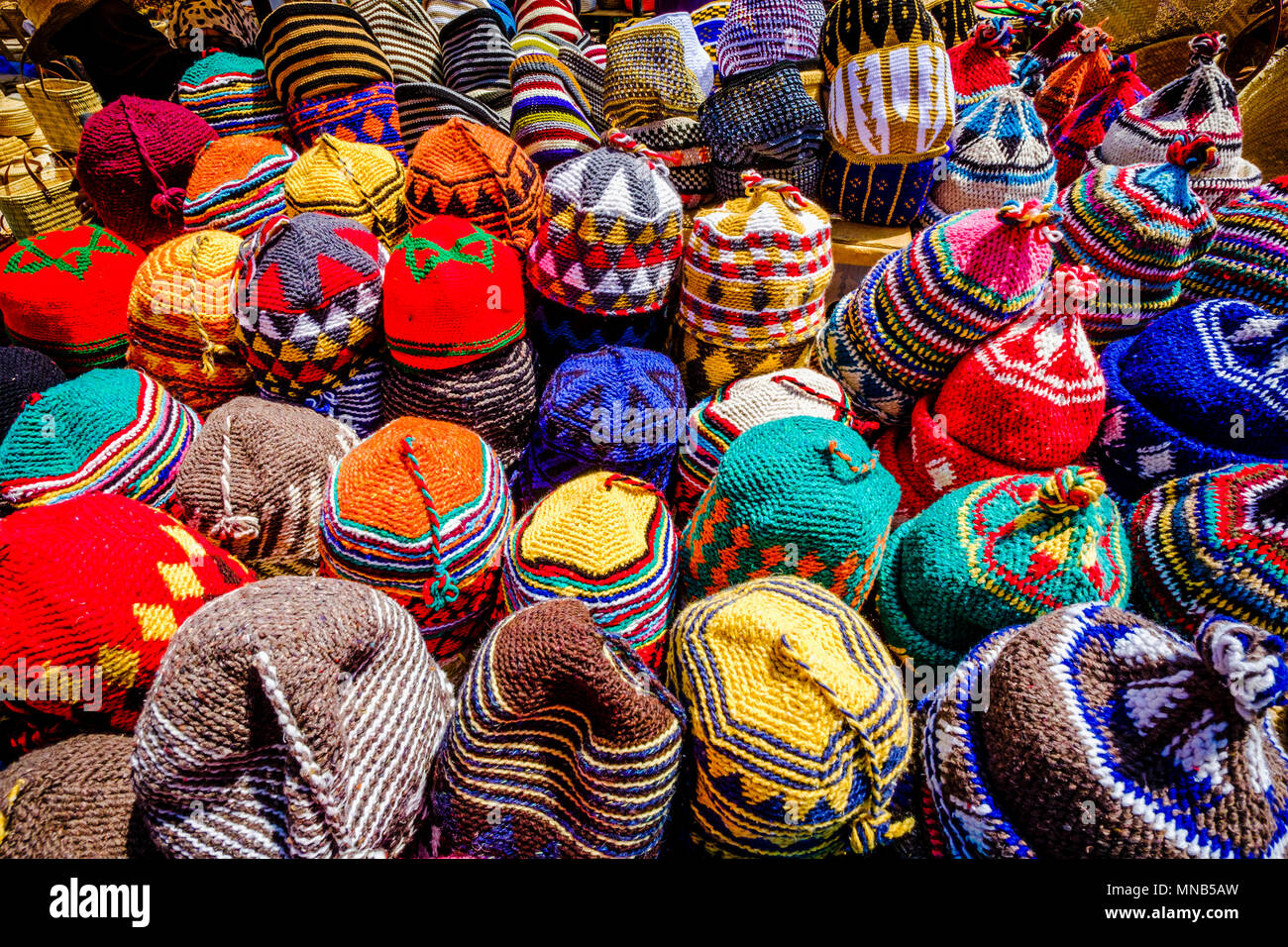 Hüte für den Verkauf in der Medina von Marrakesch, Nordafrika Stockfoto