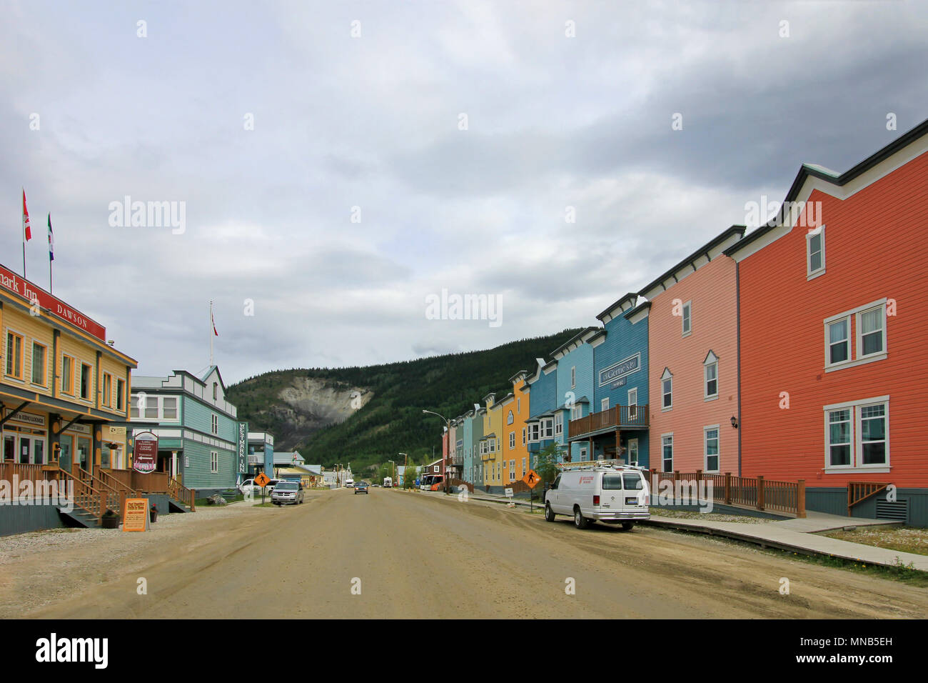 DAWSON CITY, Yukon, Kanada, 24. JUNI 2014: Historische Gebäude und typische traditionelle Holzhäuser in einer Hauptstraße in Dawson Citiy am 24. Juni 2014, Yukon Territory. Stockfoto