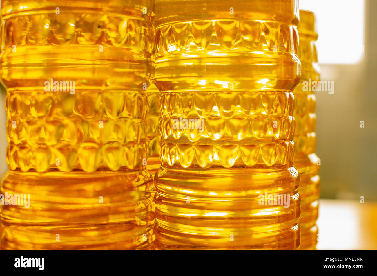 Sonnenblumenöl. Olivenöl. Flaschen mit Butter auf einem Holztisch. Stockfoto