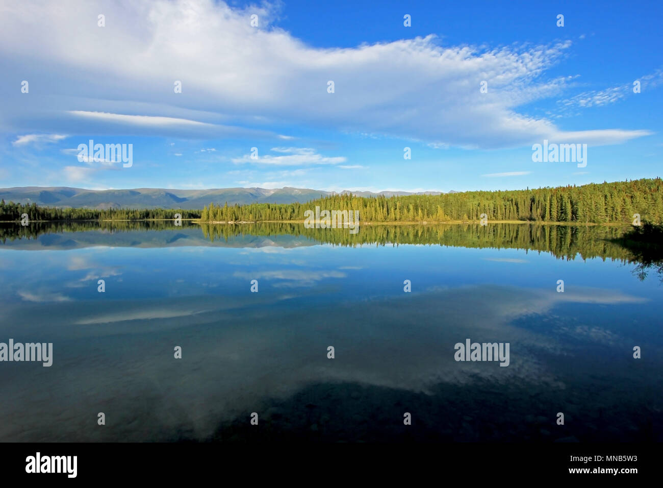 Boya Lake entlang Cassiar Highway, British Columbia, Kanada Stockfoto