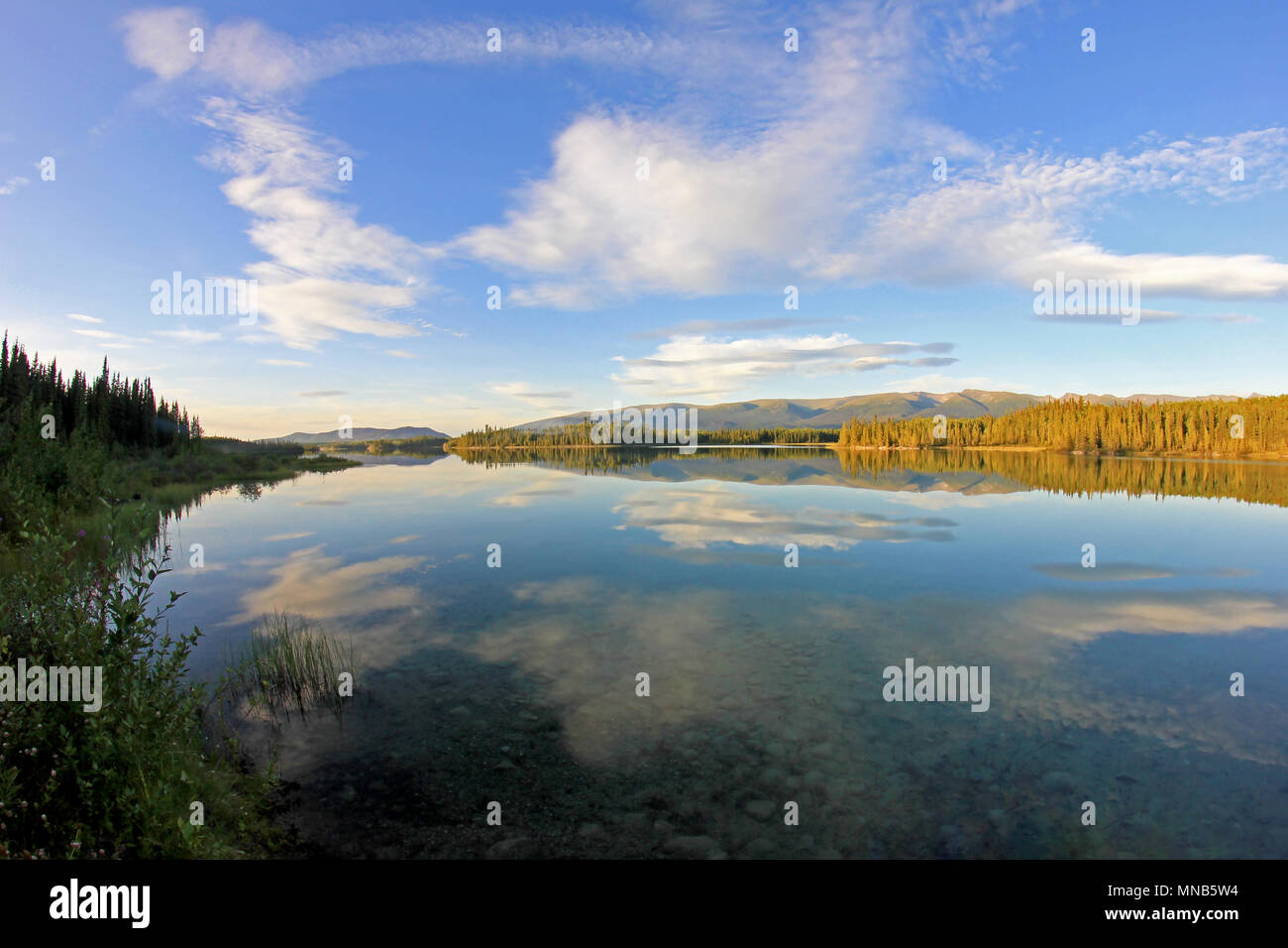 Boya Lake entlang Cassiar Highway, British Columbia, Kanada Stockfoto