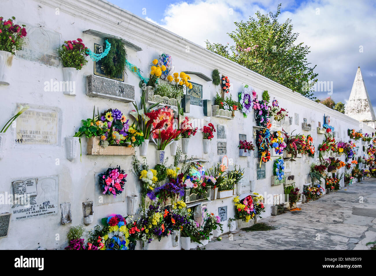 San Lazaro Friedhof, Antigua, Guatemala - November 2, 2014: Blumen & Kränze mausoleum am Allerseelentag Abdeckung in spanische Kolonialstadt Antigua. Stockfoto