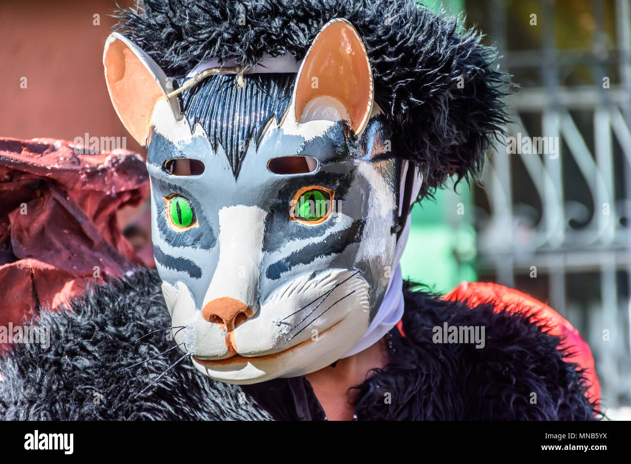 Cuidad Vieja, Guatemala - Dezember 7, 2015: Einheimische in Traditionellen Volkstanz Masken & Kostüme Parade & Tanz in der Straße Stockfoto