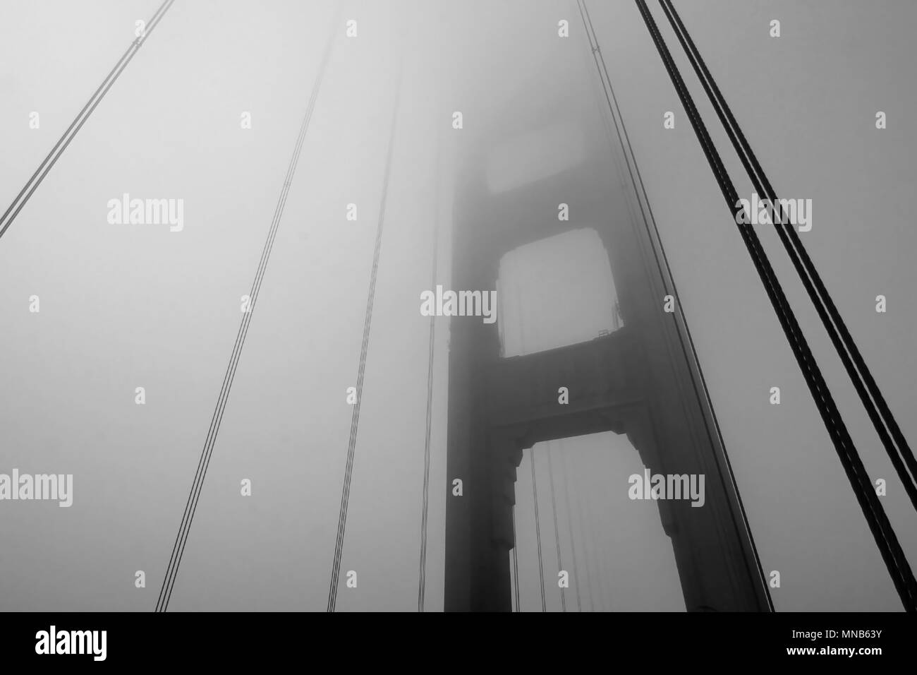 Golden Gate Bridge Tower in Schwarz und Weiß mit Nebel rollen, San Francisco Stockfoto