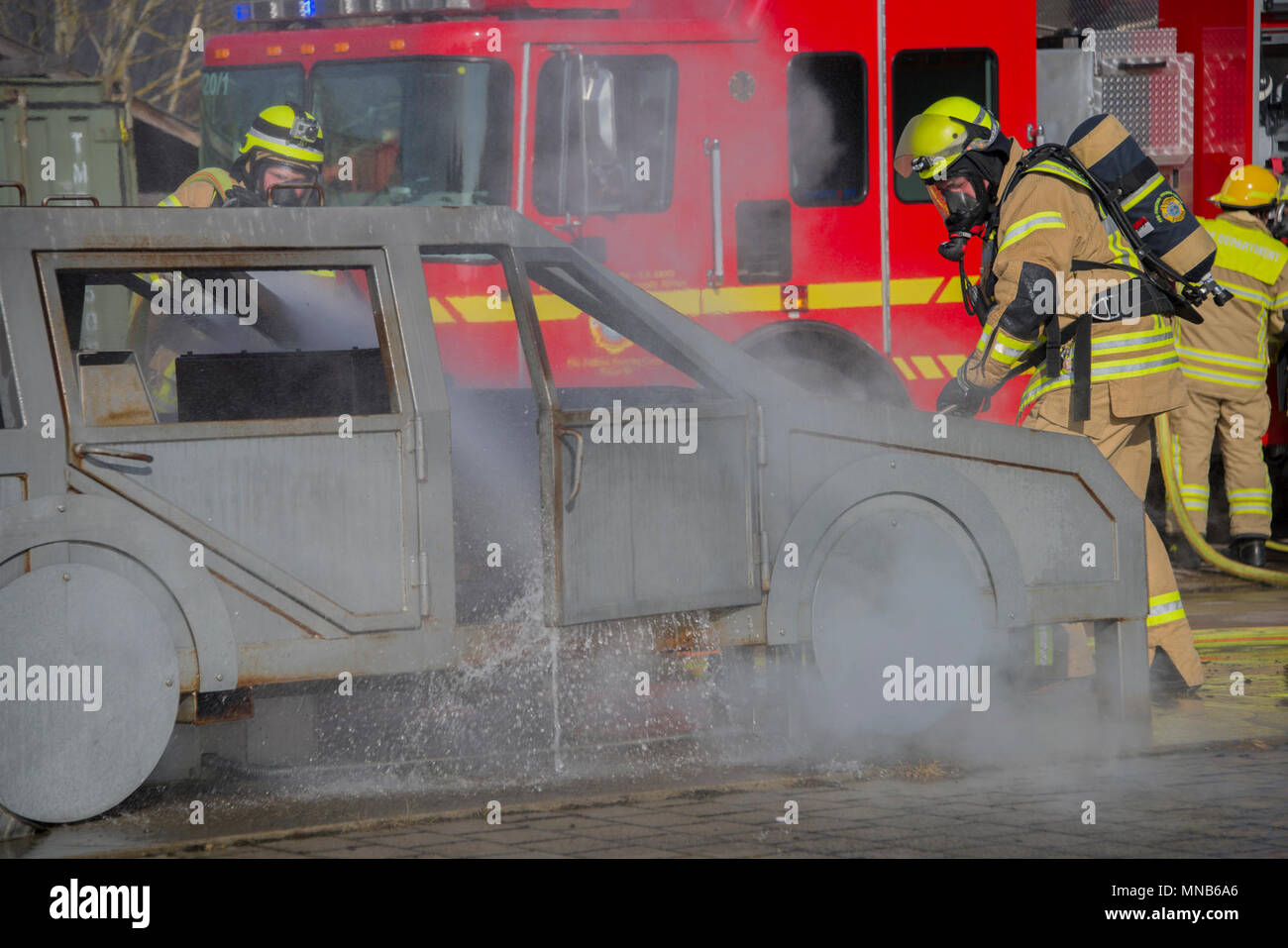 ANSBACH, Deutschland - US-Feuerwehrleute aus Ansbach und Grafenwoehr Feuerwehren gemeinsame Live Fire Training am Urlas Brand Training Service März 15, 2018. (U.S. Armee Stockfoto