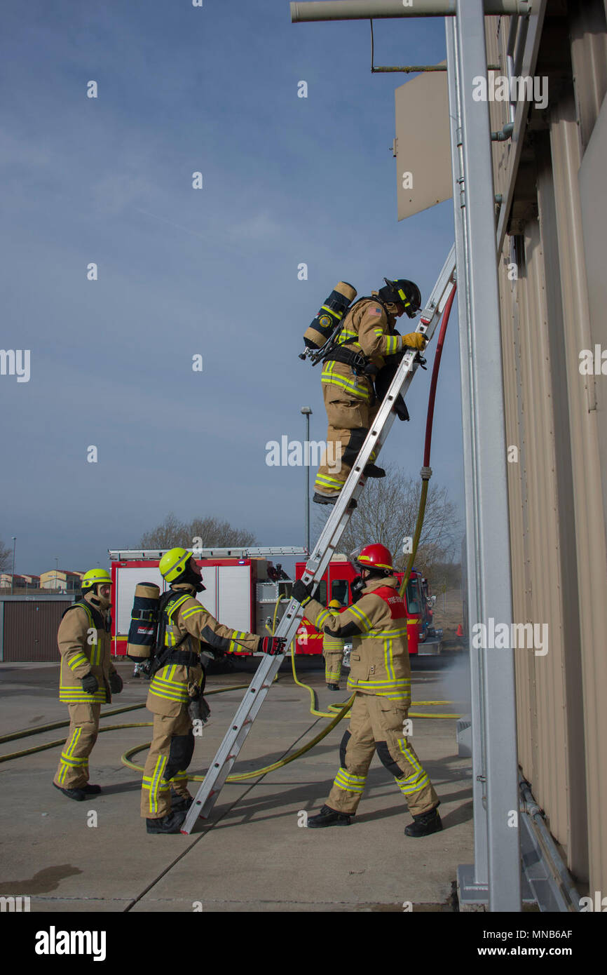 ANSBACH, Deutschland - US-Feuerwehrleute aus Ansbach und Grafenwoehr Feuerwehren gemeinsame Live Fire Training am Urlas Brand Training Service März 15, 2018. (U.S. Armee Stockfoto