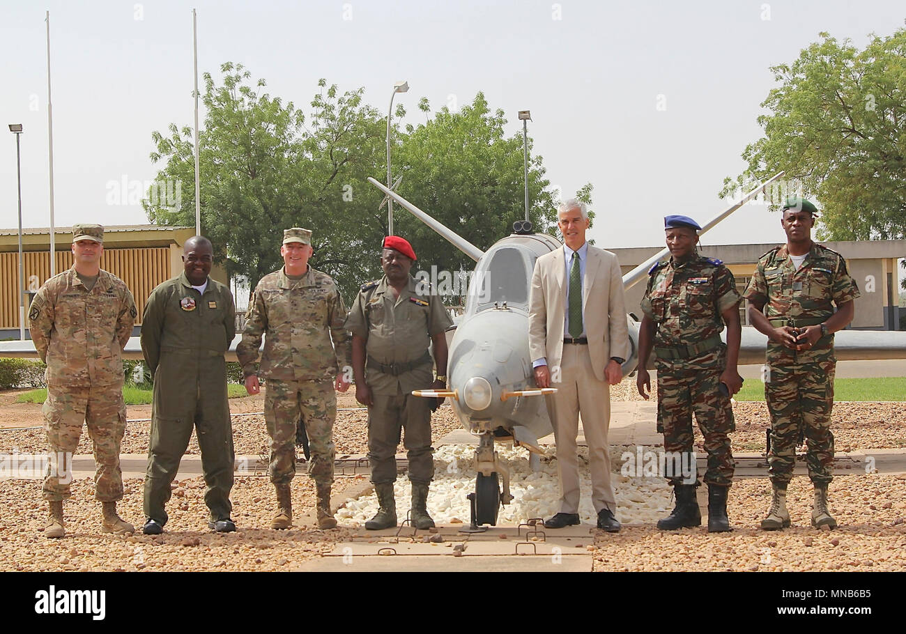 Peter Barlerin, Botschafter der Vereinigten Staaten in Kamerun und Brig. Gen. Eugene J. LeBoeuf, kommandierender General der US-Armee Afrika, besuchen Sie kontingenz Lage Garoua, Kamerun 15. März und posieren für ein Stockfoto