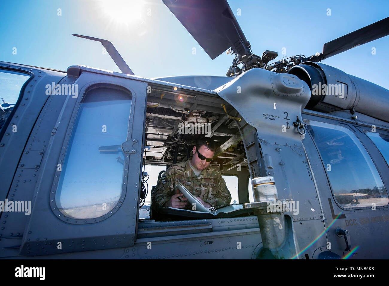 Tech. Sgt. Joshua Poe, 41 Rescue Squadron (RQS) spezielle Missionen aviator, liest einen Flugplan, 15. März 2018, bei Moody Air Force Base, Ga Flieger vom 41. RQS und 723 d Aircraft Maintenance Squadron durchgeführt vor, um zu gewährleisten, dass ein HH-60G Pave Hawk war voll für eine simulierte Suche und Rettung Mission vorbereitet. (U.S. Air Force Stockfoto