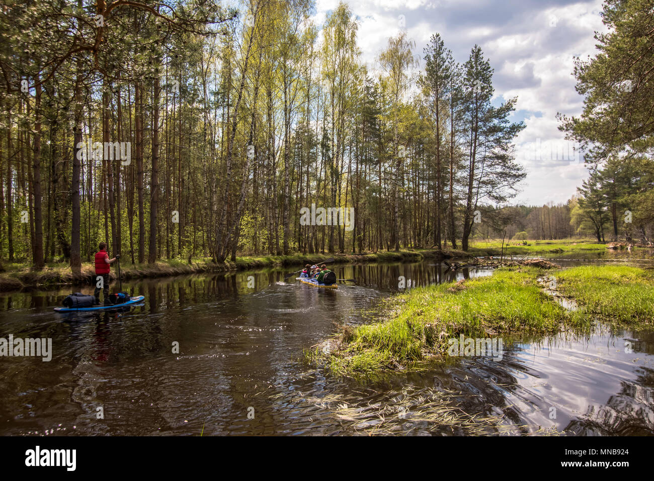 Tag Sommer auf dem ruhigen Fluss Stockfoto