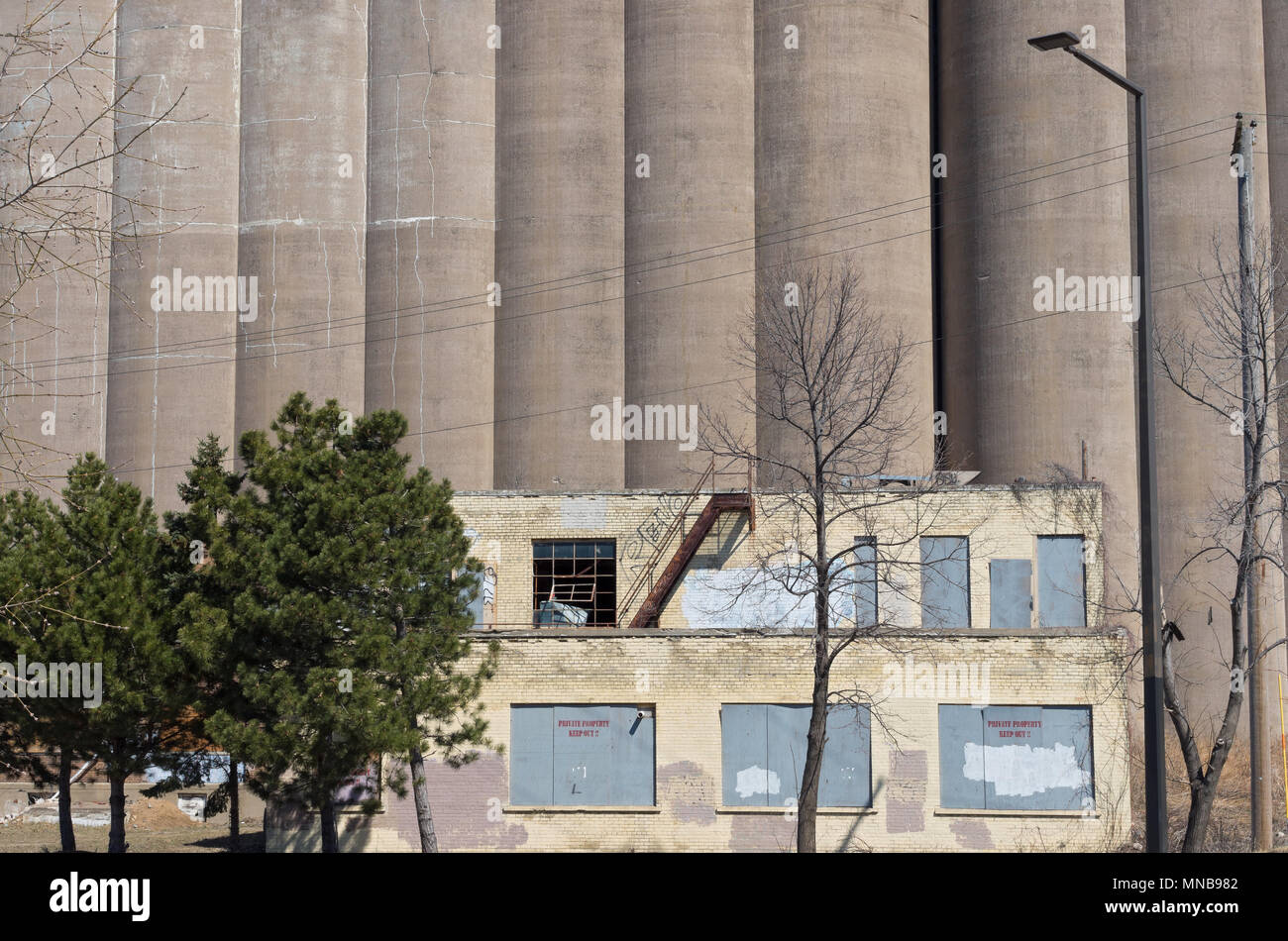 Lagerung von Getreide Silos und verfallene Gebäude in Minneapolis Minnesota Hennepin County Stockfoto