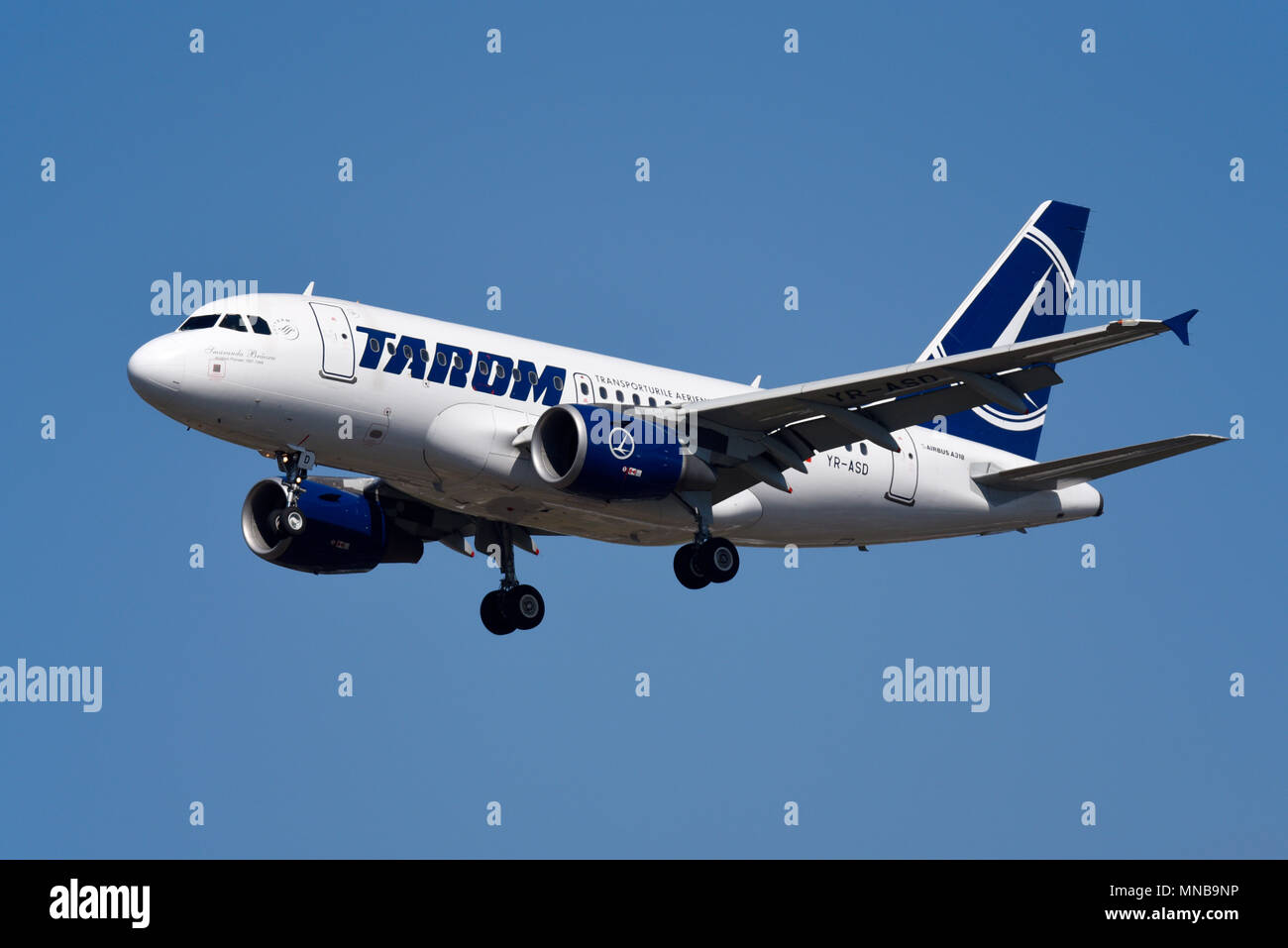Tarom Airbus A318 Jet Flugzeug landet am London Heathrow Airport, Großbritannien. Airbus A318-111 YR-ASD in blauem Himmel Stockfoto