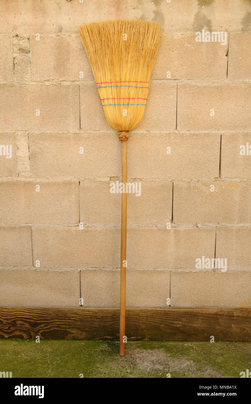 Reinigung Besen durch die Wand lehnt Stockfoto