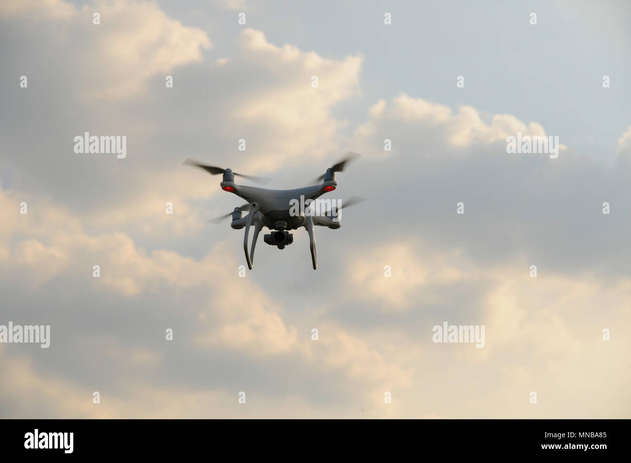 Drohne fliegen in die Wolken Stockfoto