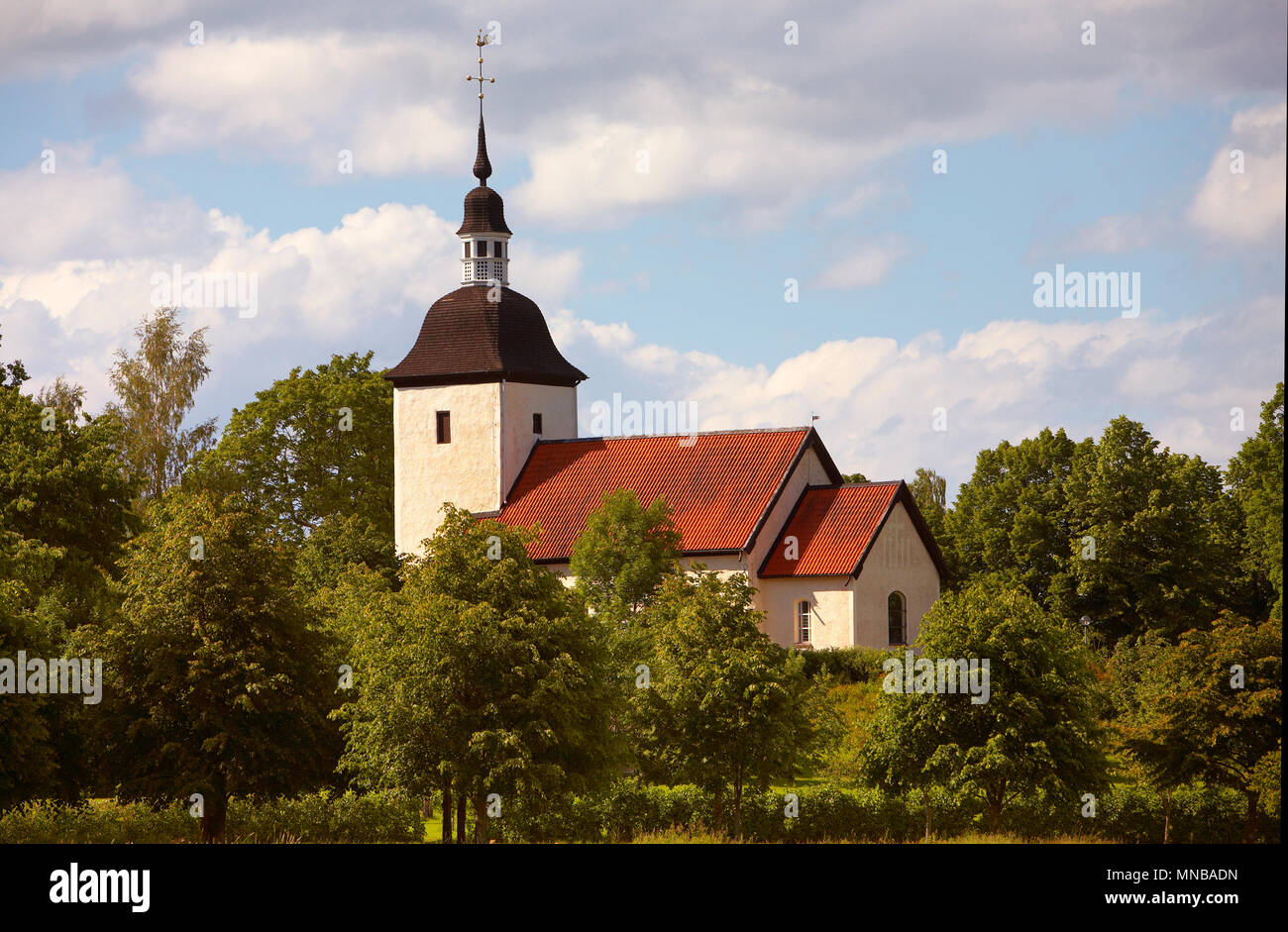 Typische alte schwedische Pfarrkirche im Land. Sommer am Tveta Gemeinde Kirche in Södertälje, Schweden. Stockfoto