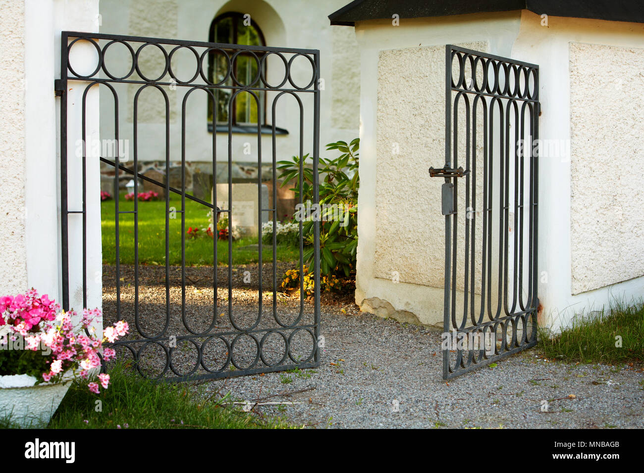 Ein offenes Tor in die Kirche. Stockfoto