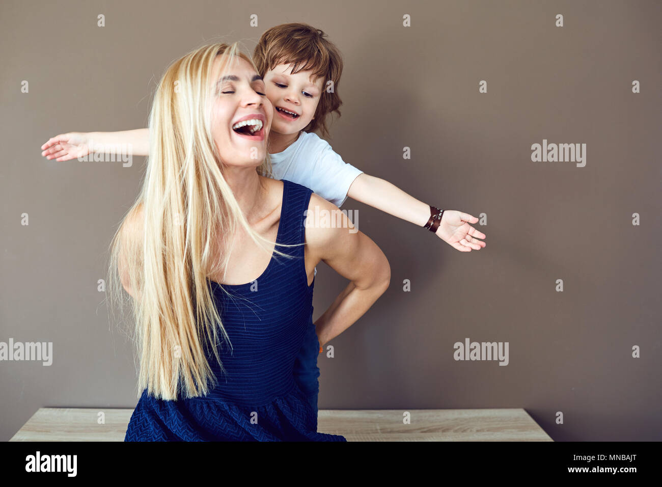 Mutter und Sohn umarmen. Stockfoto