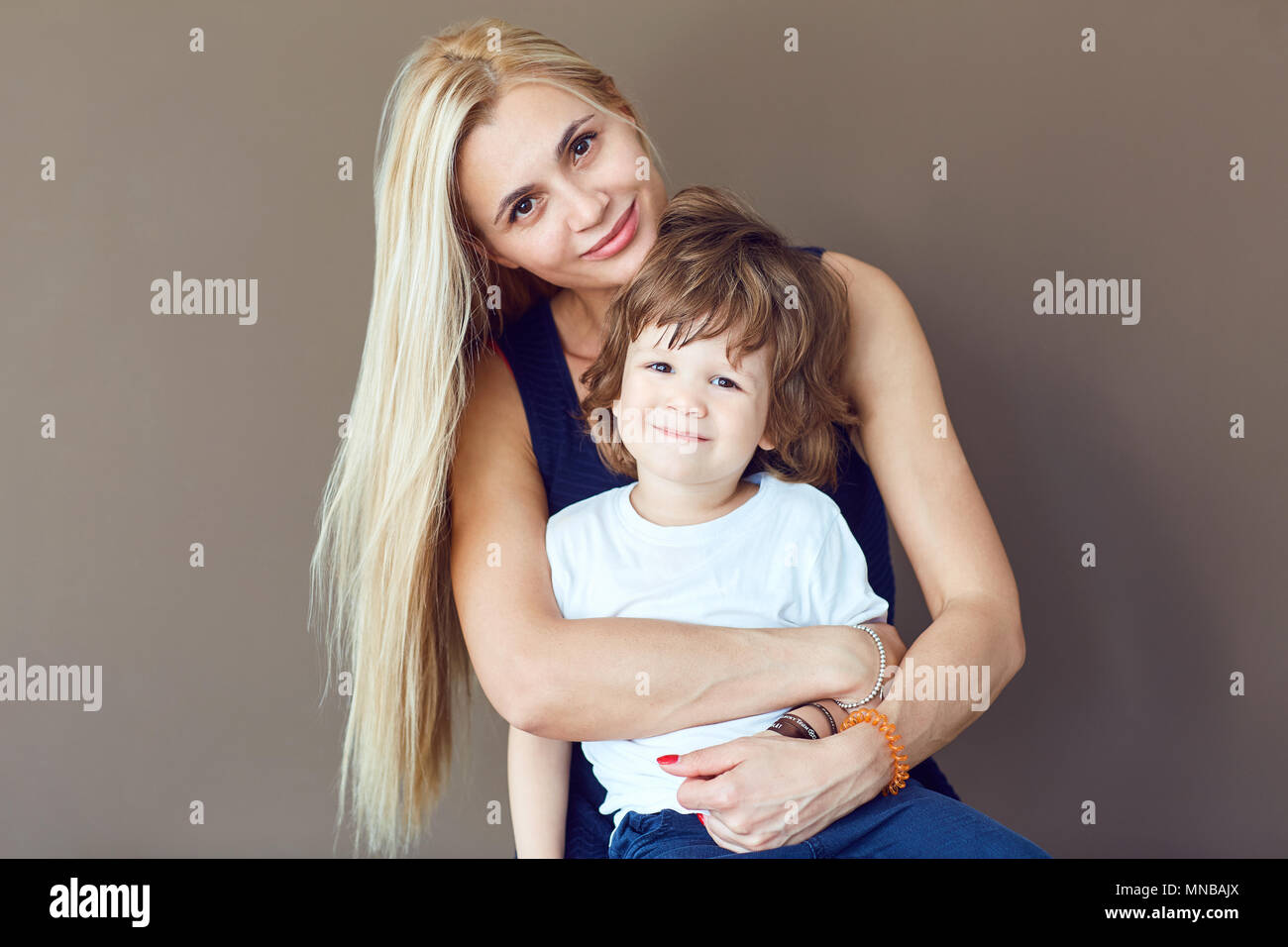 Mutter und Sohn umarmen. Stockfoto