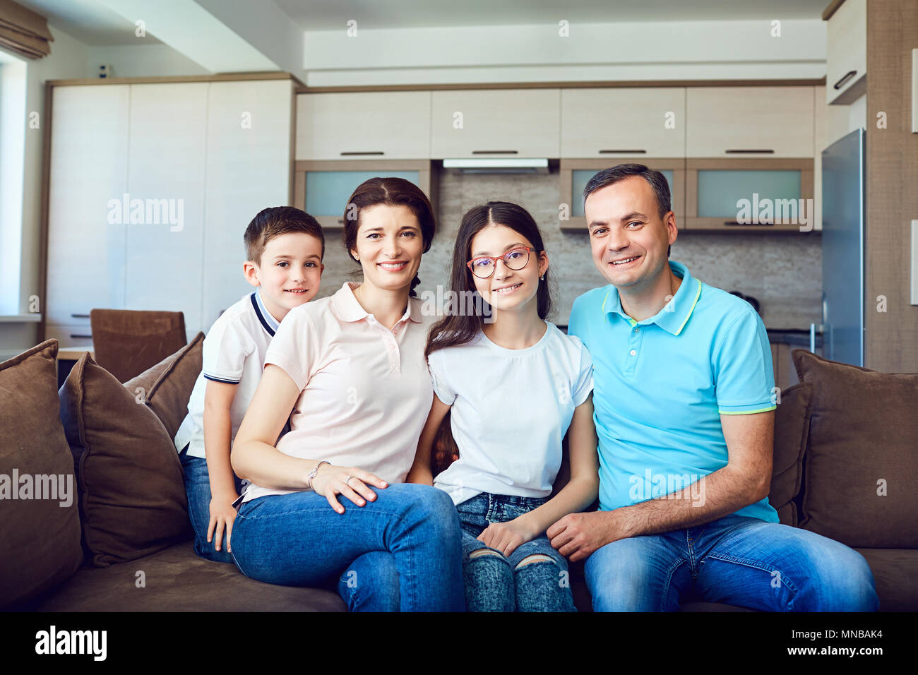 Porträt einer glücklichen Familie in einem Zimmer Stockfoto