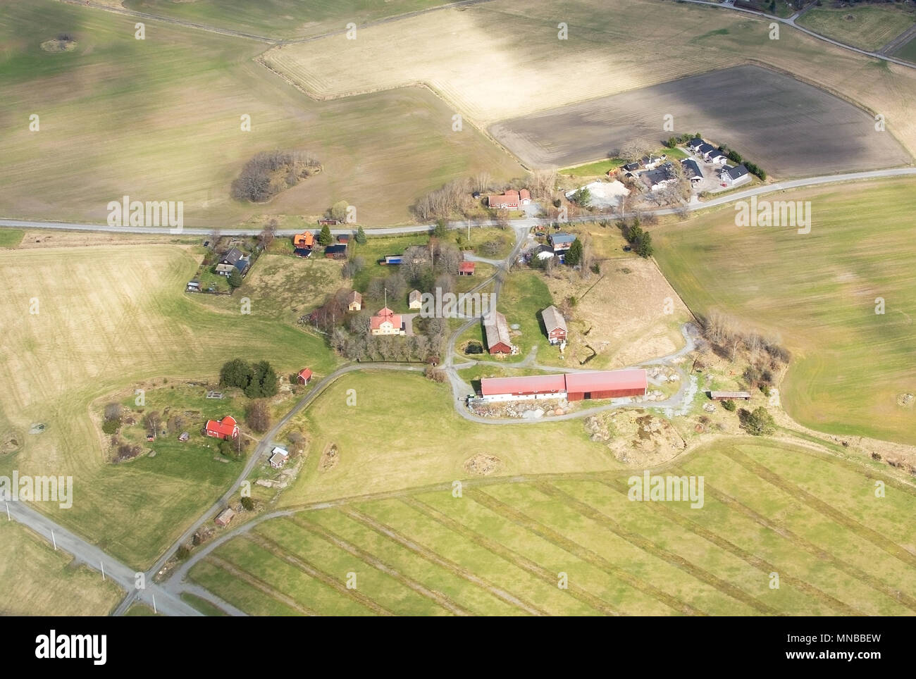Luftbild von typischen Bauernhof Landschaft in der Nähe von Flughafen Stockholm Arlanda Schweden im April. Stockfoto