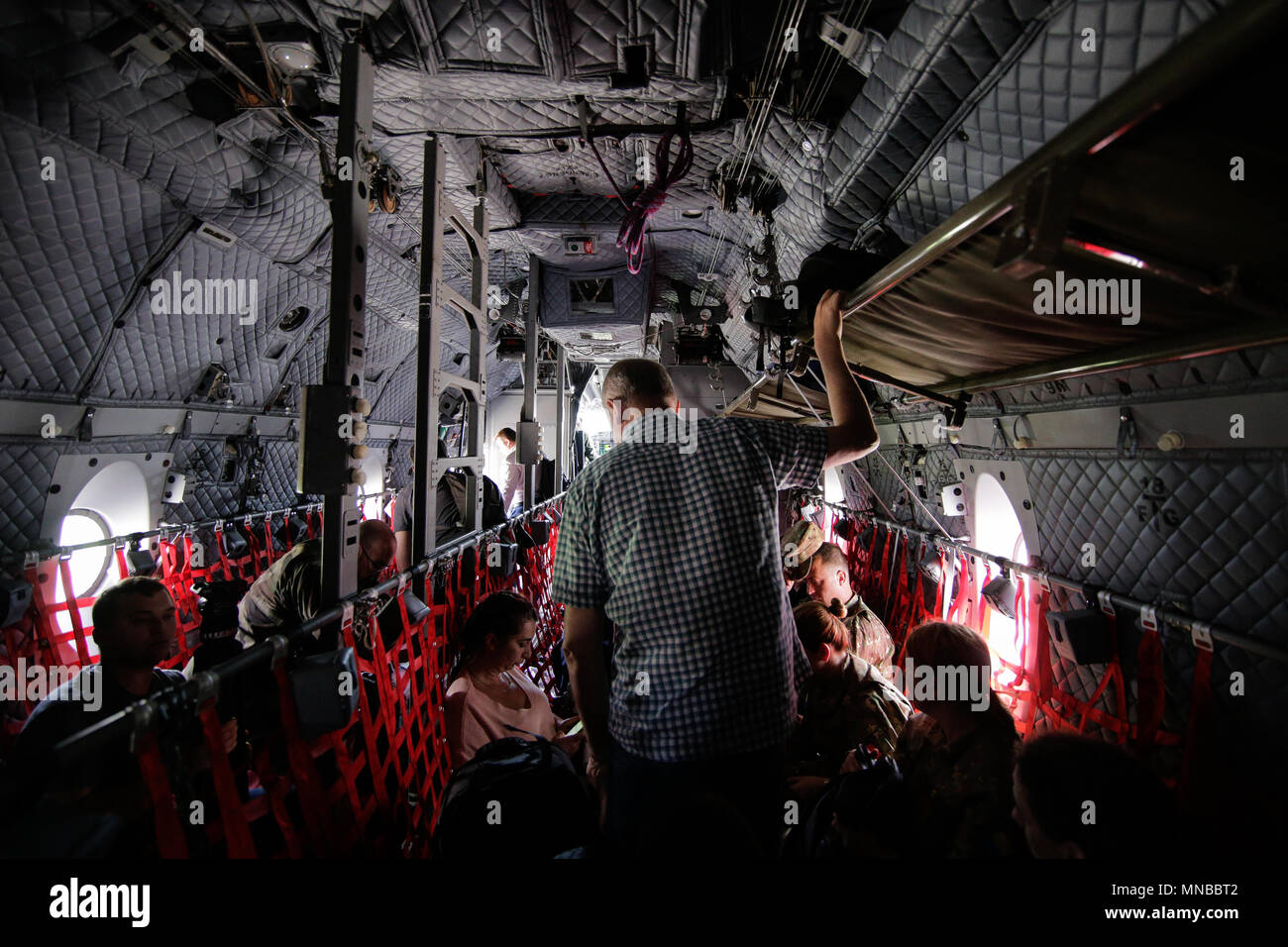 MIHAIL KOGALNICENU, Rumänien - 27. April: Rumänische Journalisten an Bord eines Alenia C 2-27 J Spartan Militärflugzeuge, Freitag, 27. April 2018, in Mihail Kog Stockfoto