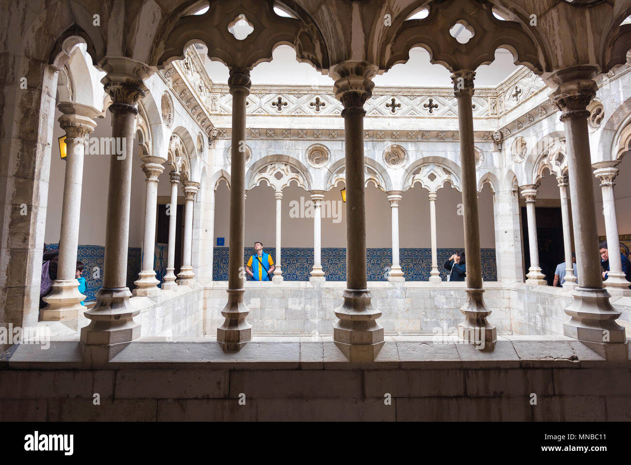 Portugal Fliesenmuseum, Ansicht von Touristen, die einen Kreuzgang auf einer höheren Ebene im zentralen Innenhof des Museu Nacional do Azulejo in Lissabon, Portugal, besuchen Stockfoto