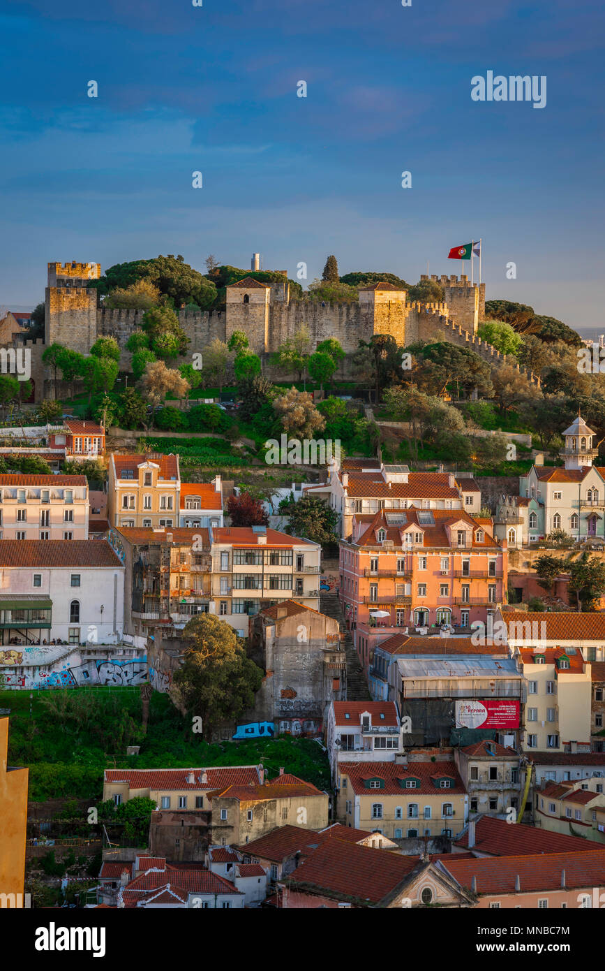 Lissabon-Stadt, Blick auf das malerische mittelalterliche Castelo de Sao Jorge liegt hoch über der Altstadt Mouraria im Zentrum von Lissabon, Portugal. Stockfoto