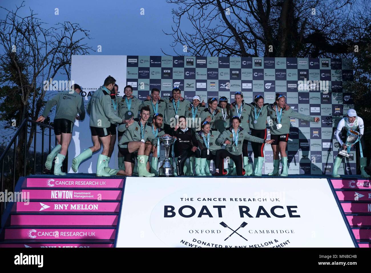Die beiden Männer und Frauen Mannschaft der Cambridge University Boat Club feiern Sie Ihr Boot Rennen auf der Themse in London am 24. März 2018 Stockfoto