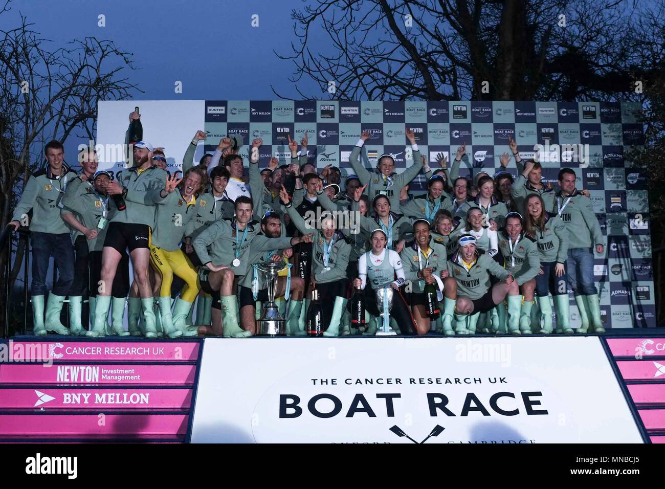 Die beiden Männer und Frauen Mannschaft der Cambridge University Boat Club feiern Sie Ihr Boot Rennen auf der Themse in London am 24. März 2018 Stockfoto