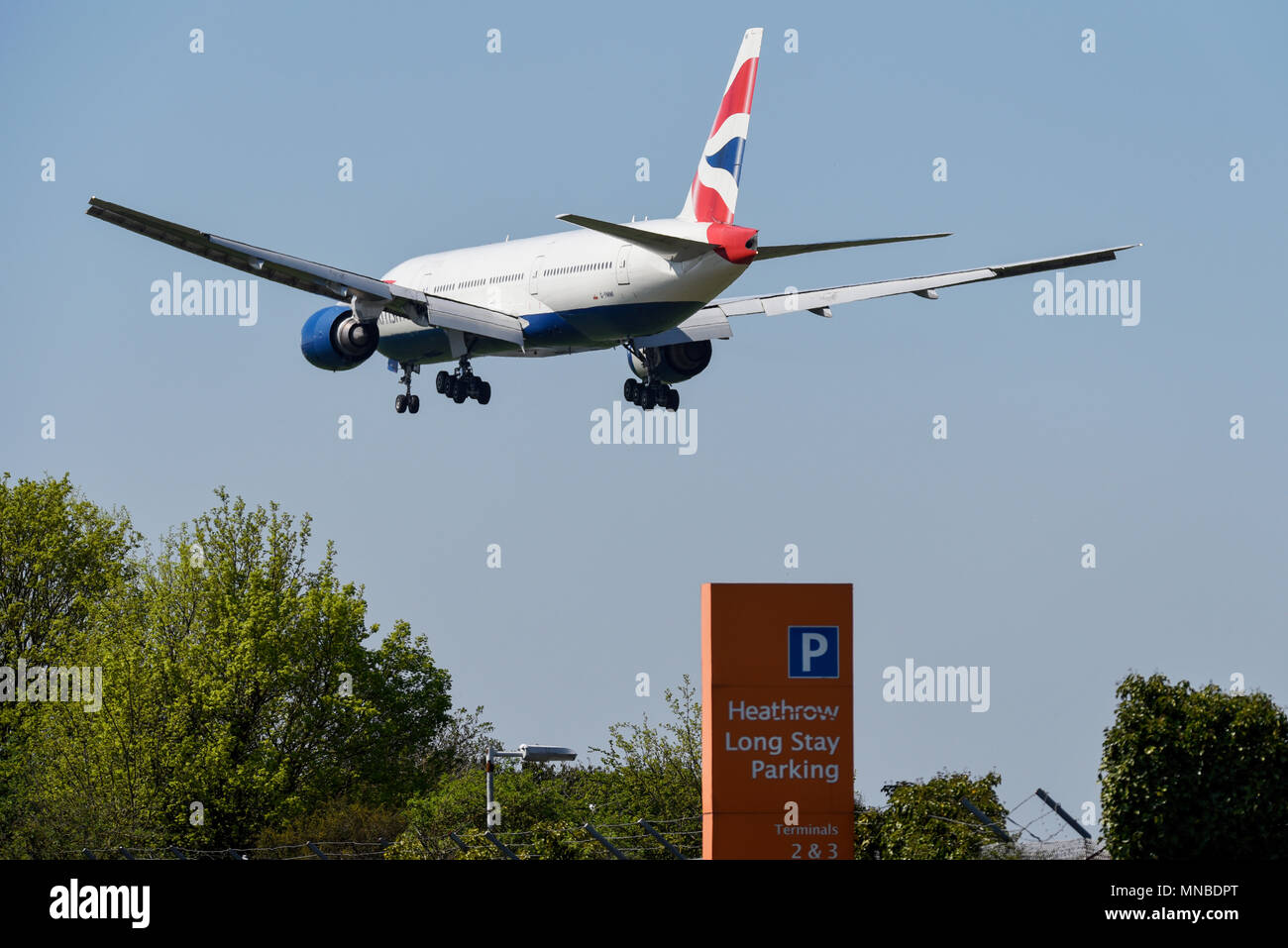 British Airways Jet Flugzeug landet am London Heathrow Airport, Großbritannien, mit Parkschild für Langzeitaufenthalte Stockfoto